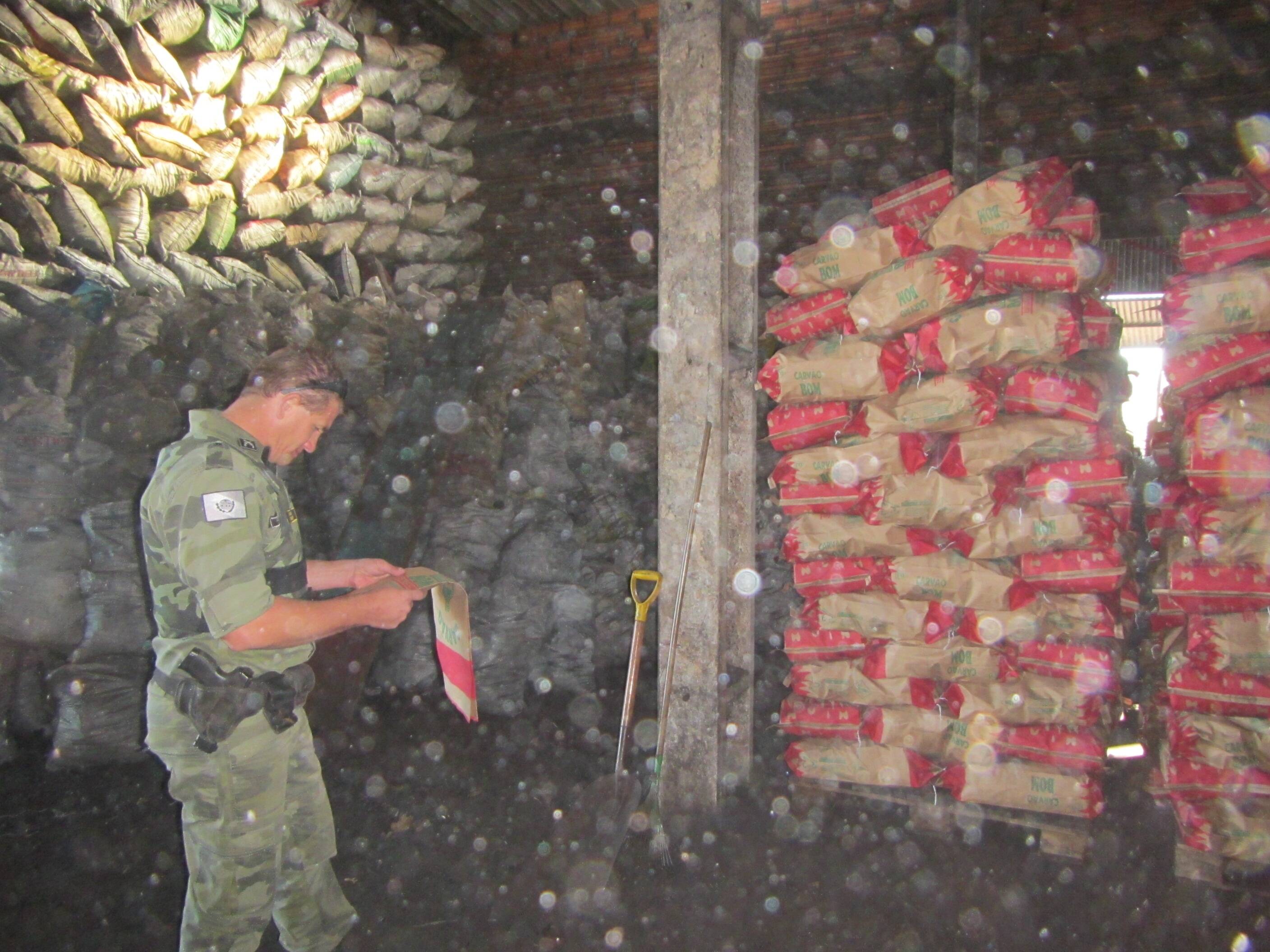 Polícia apreende 6.500 kg de carvão irregular em São Miguel do Iguaçu