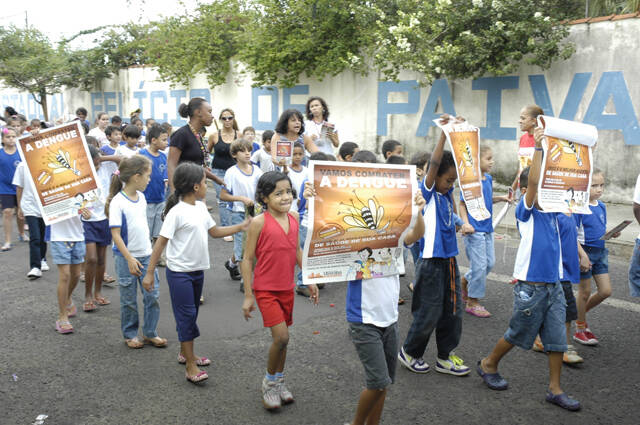 Crianças se preparam para o combate contra a dengue