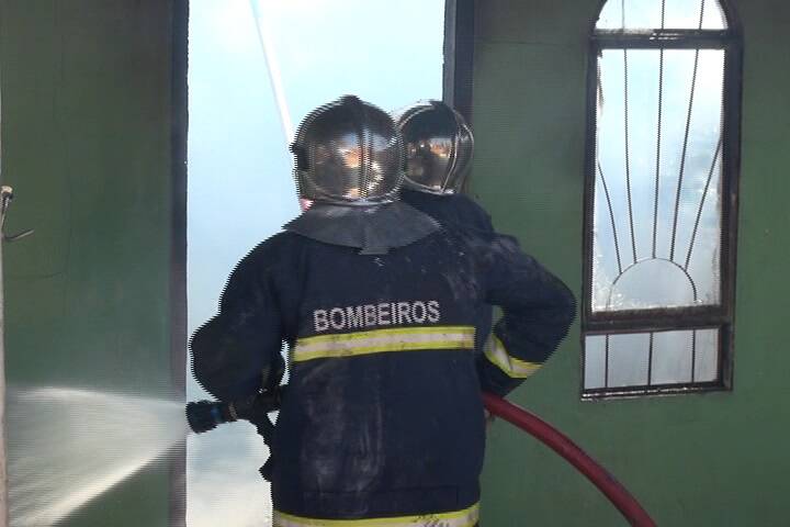 Homem incendeia casa após testar vazamento de botijão de gás com isqueiro