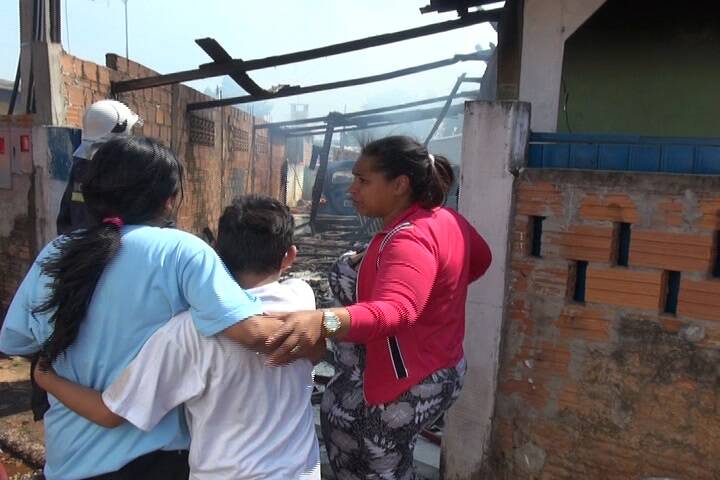 Homem incendeia casa após testar vazamento de botijão de gás com isqueiro