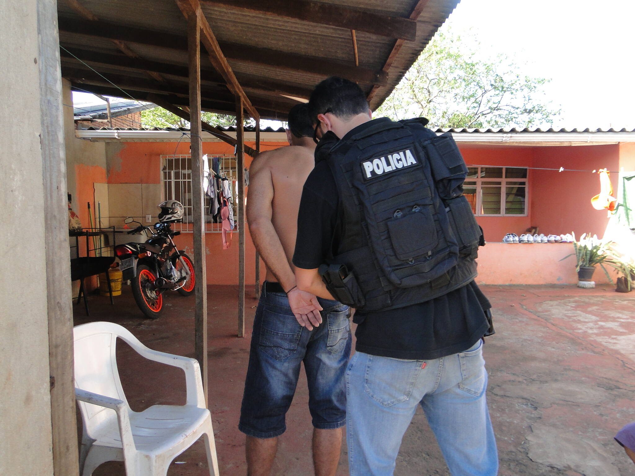 Cão farejador da Guarda Municipal encontra drogas em casas de favela