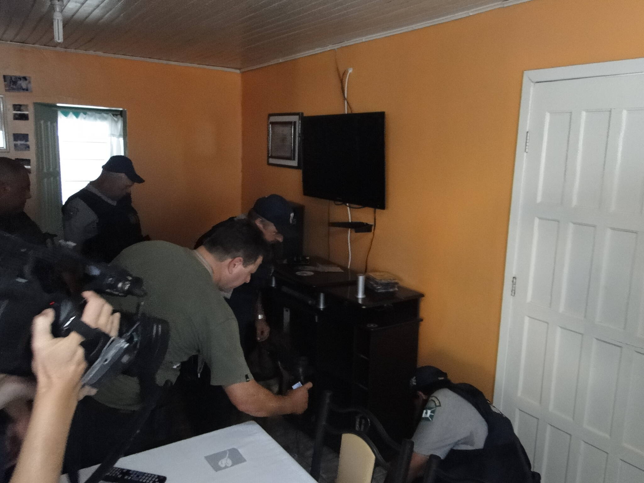 Cão farejador da Guarda Municipal encontra drogas em casas de favela