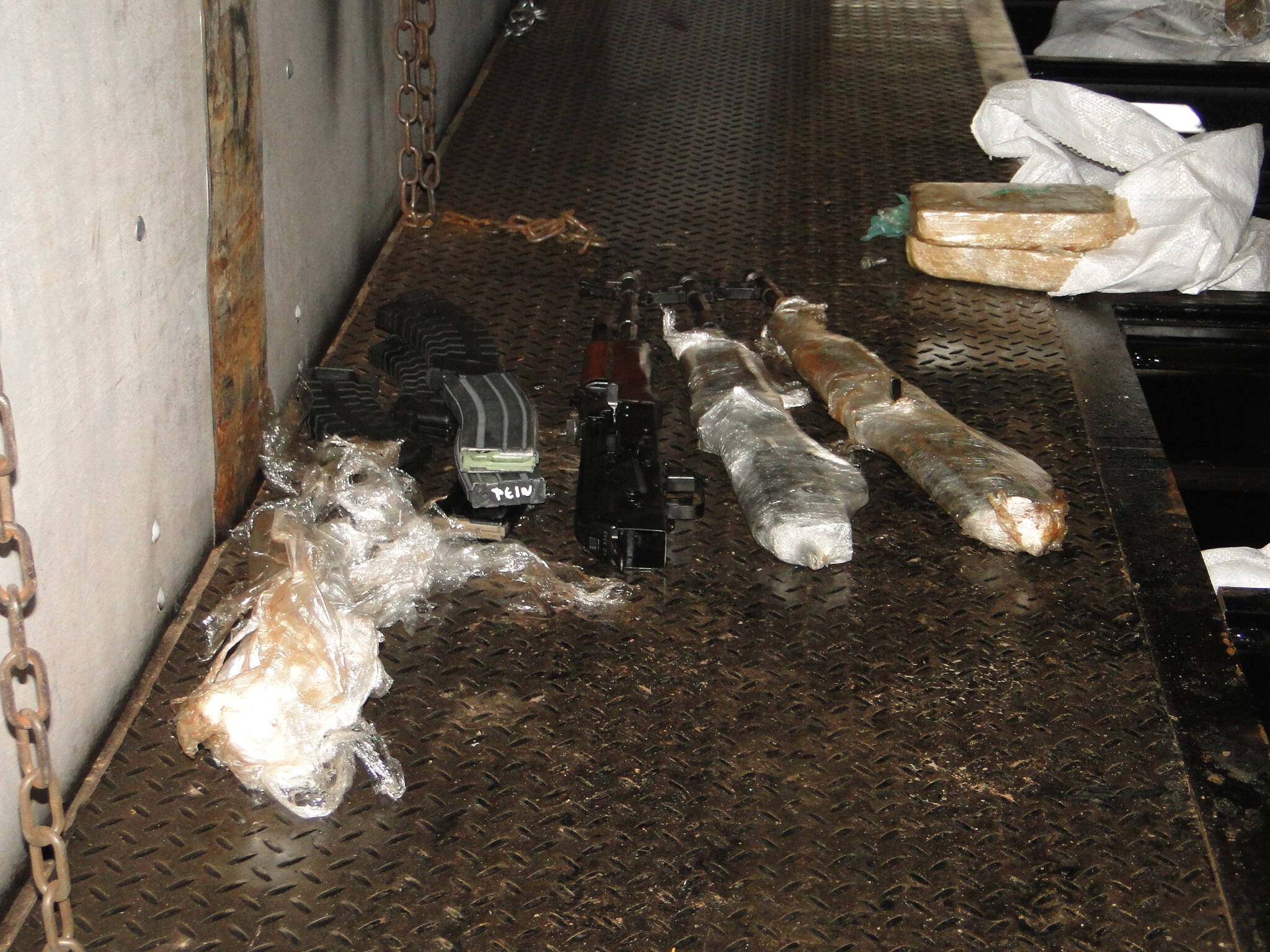 Três são presos com carreta carregada com drogas e armas em fundo falso
