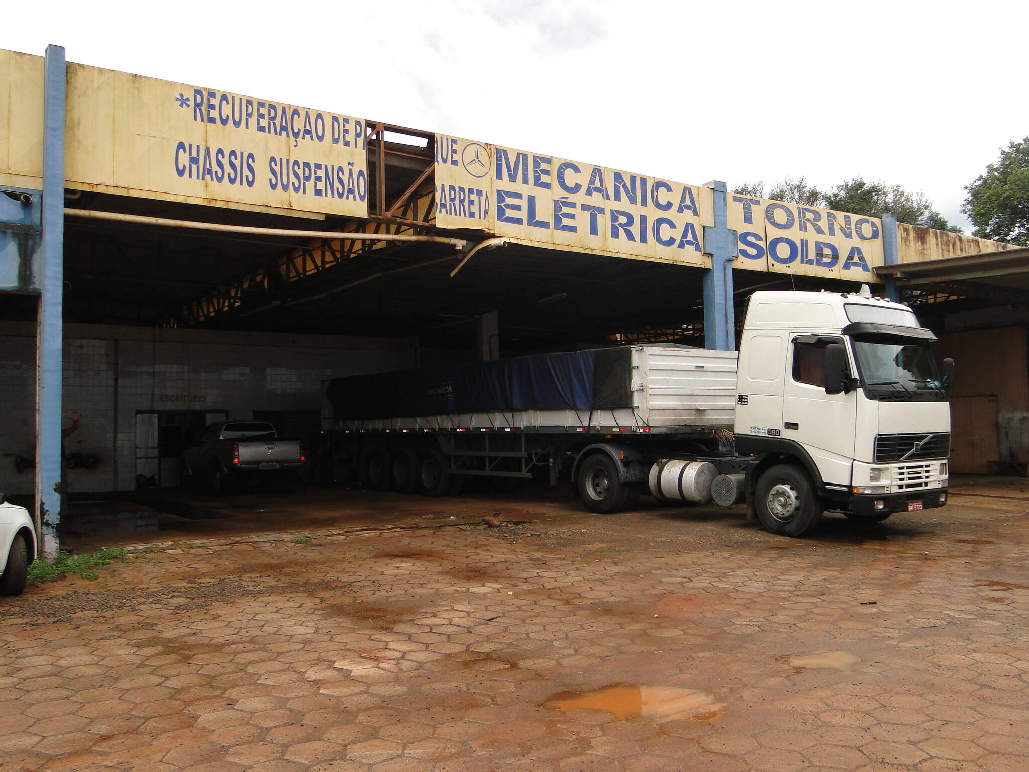 Três são presos com carreta carregada com drogas e armas em fundo falso