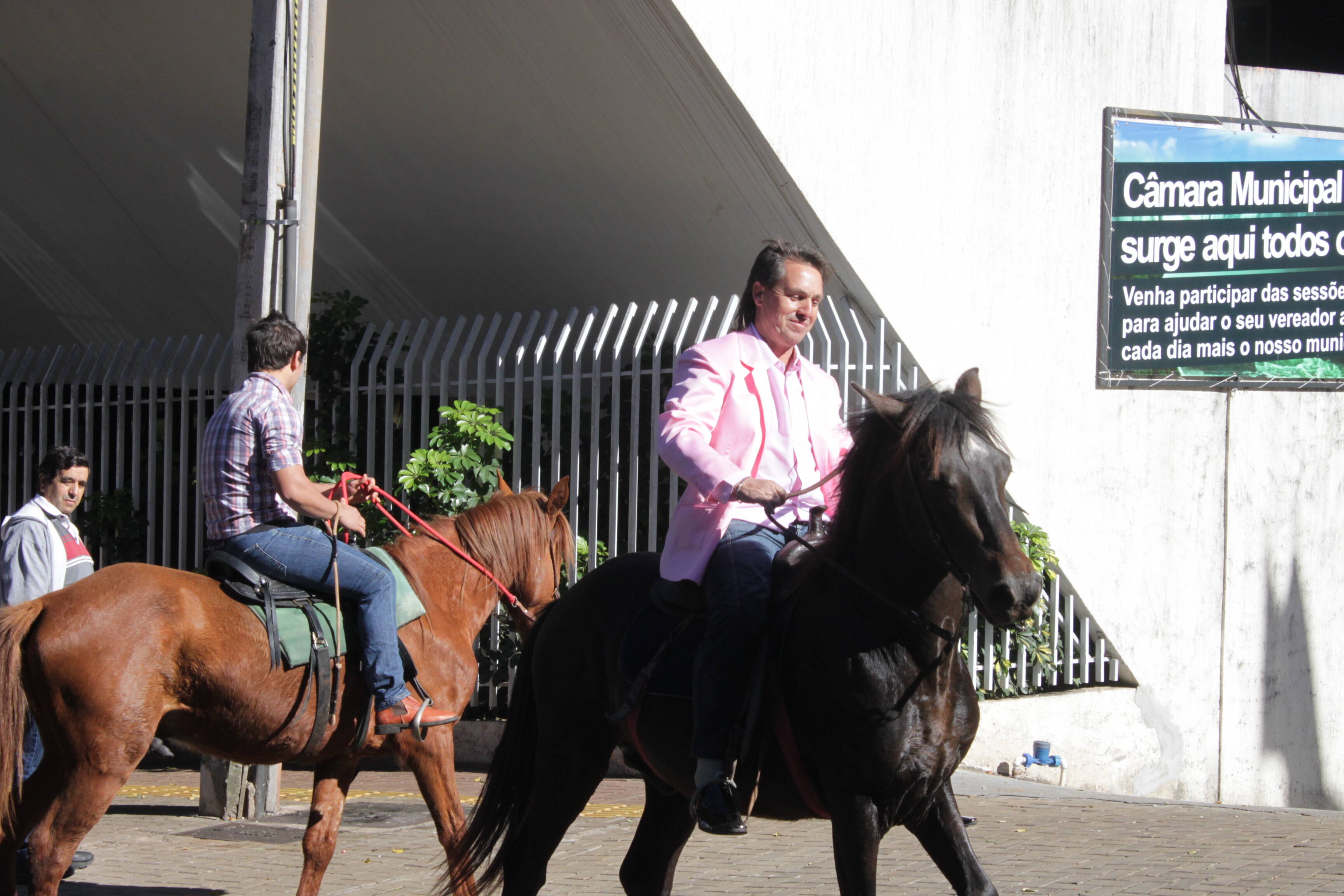 Vereador foi trabalhar “a cavalo” para comemorar aprovação de projeto