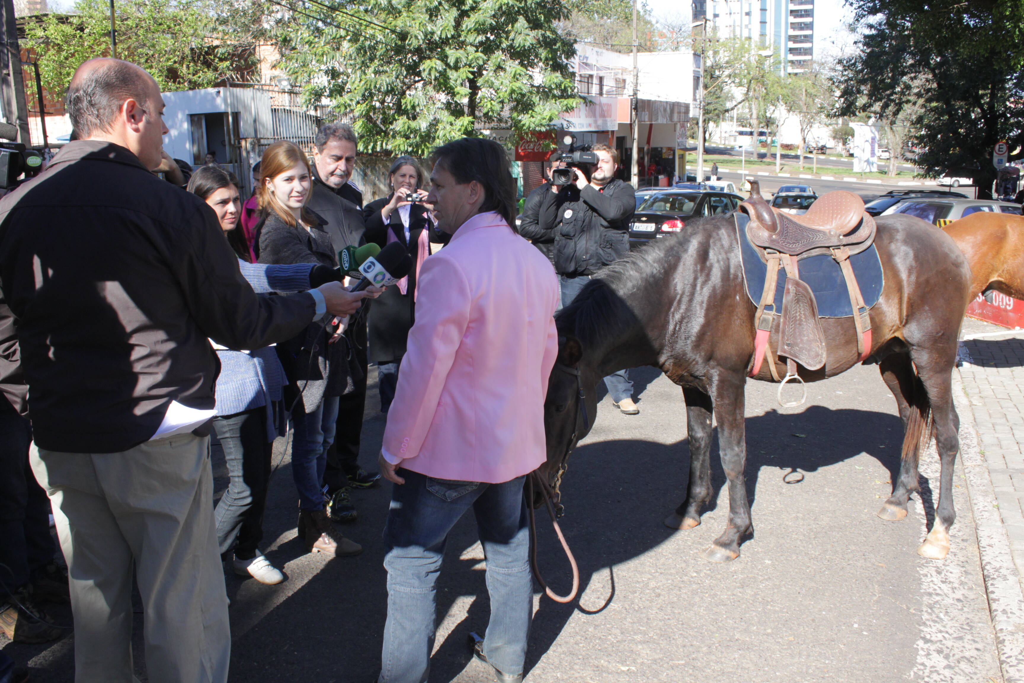 Vereador foi trabalhar “a cavalo” para comemorar aprovação de projeto