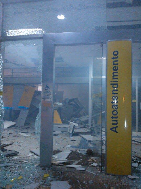 Bandidos explodem caixa eletrônico em banco de Céu Azul