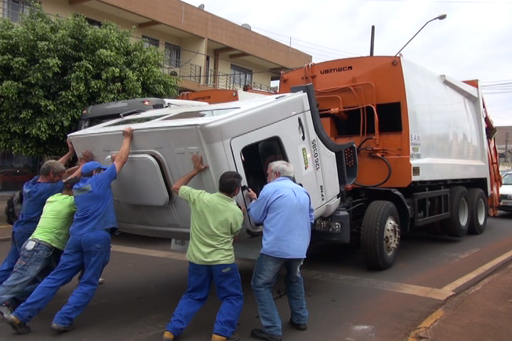 Cabine de caminhão desprende e fere dois funcionários
