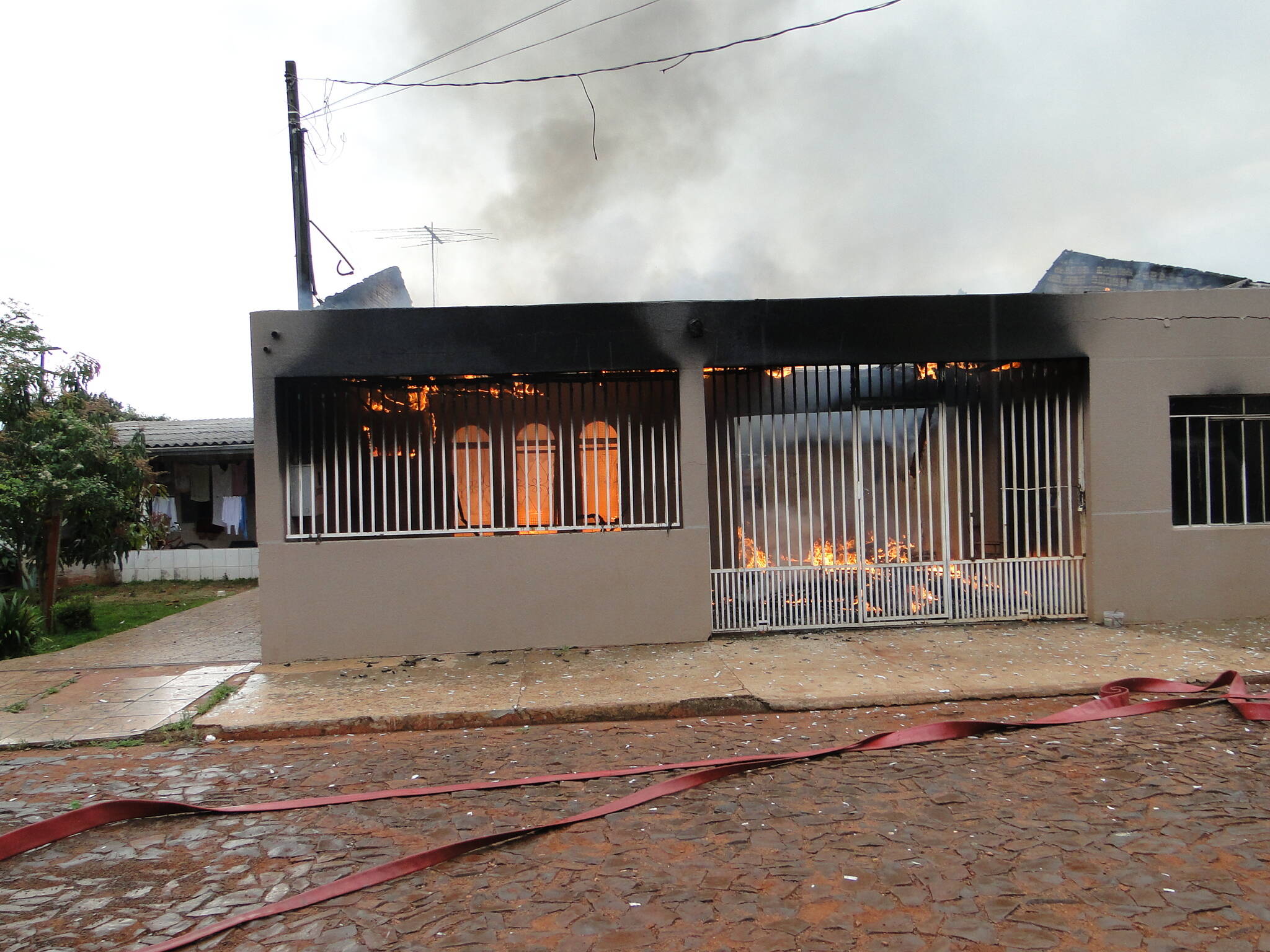 Mulher coloca fogo na própria casa