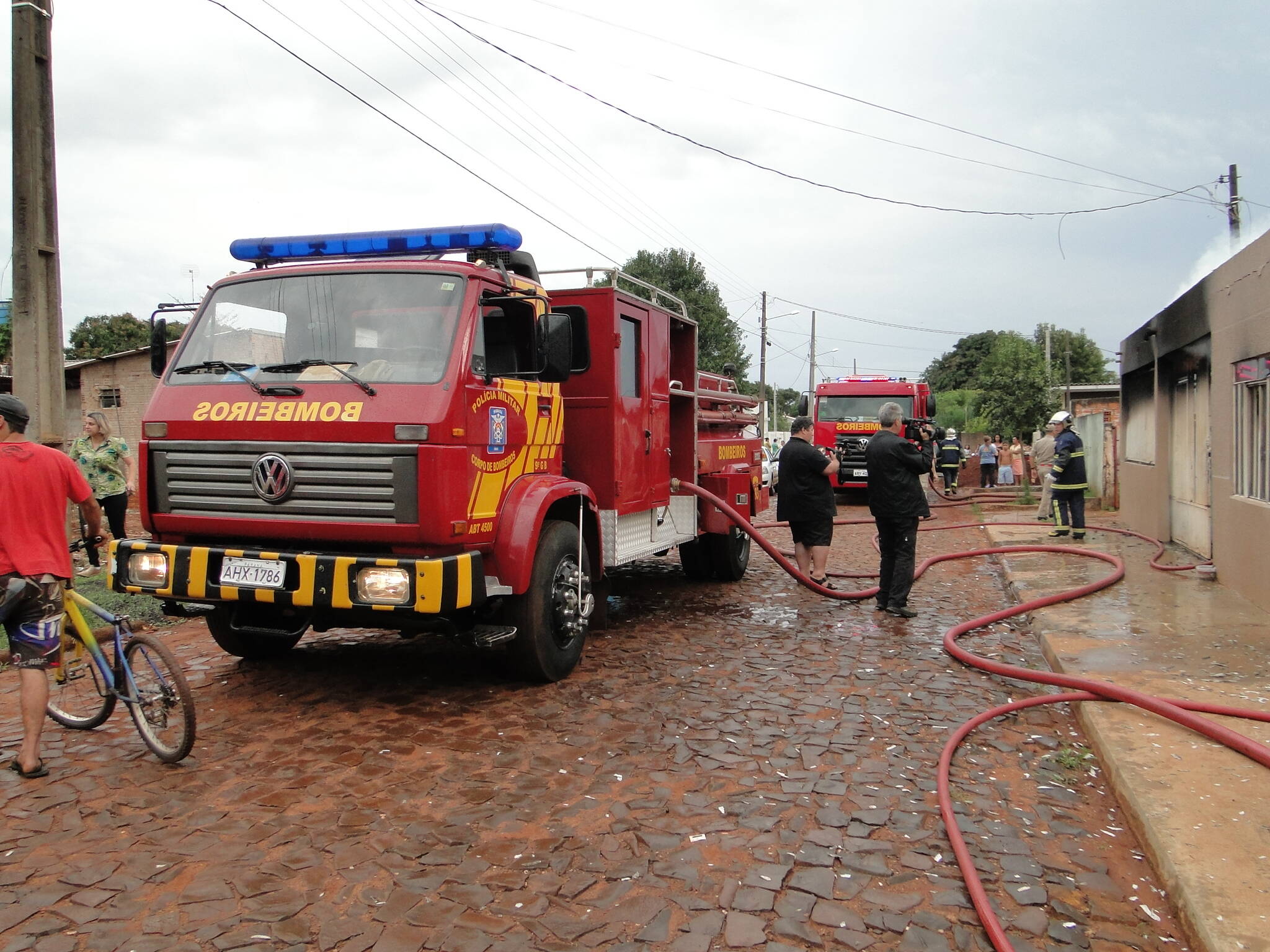 Mulher coloca fogo na própria casa