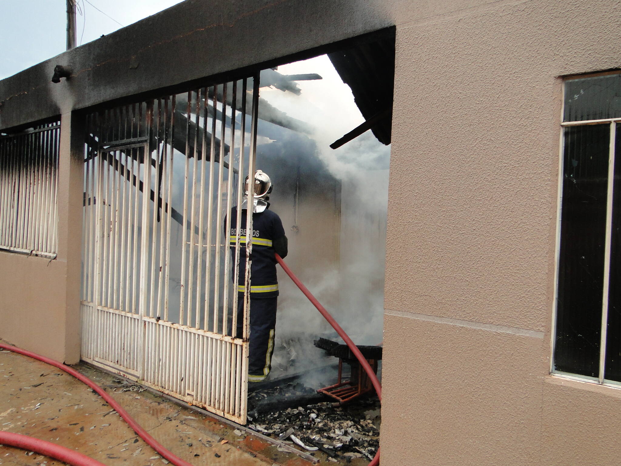 Mulher coloca fogo na própria casa