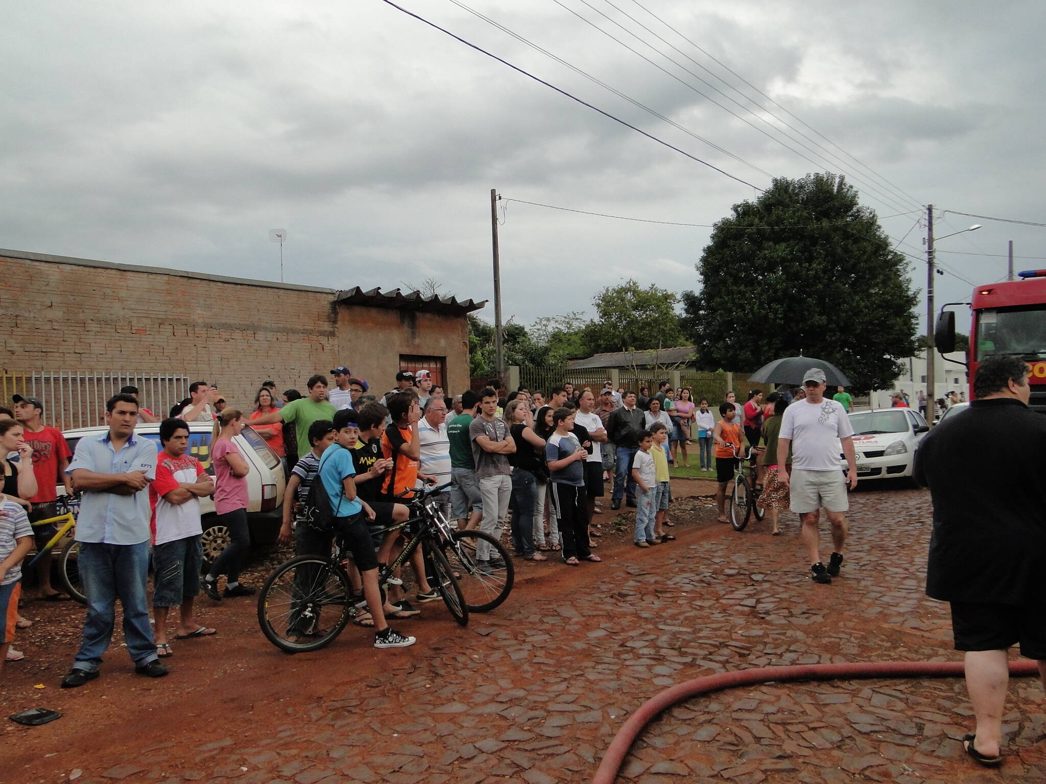 Mulher coloca fogo na própria casa