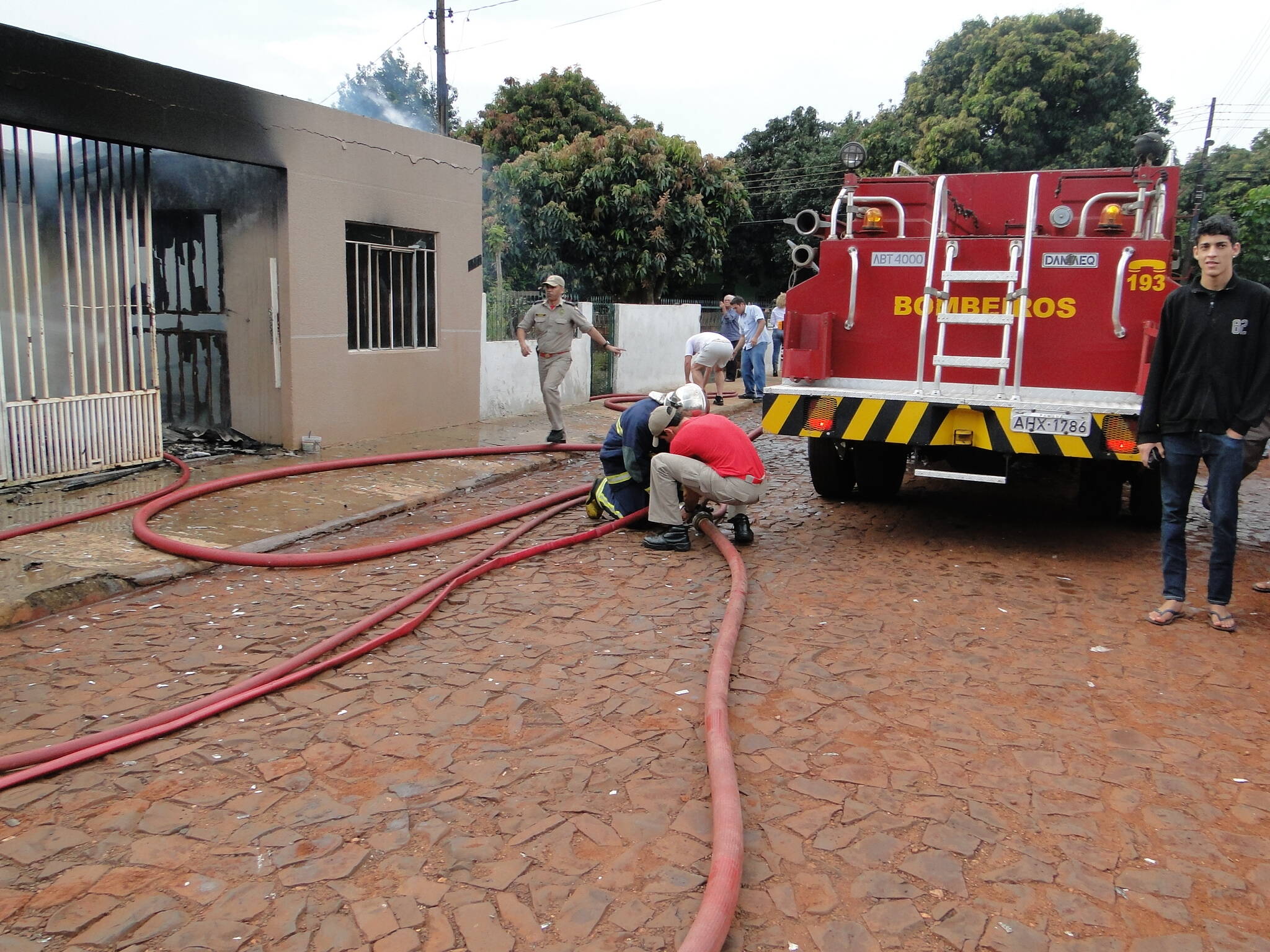 Mulher coloca fogo na própria casa