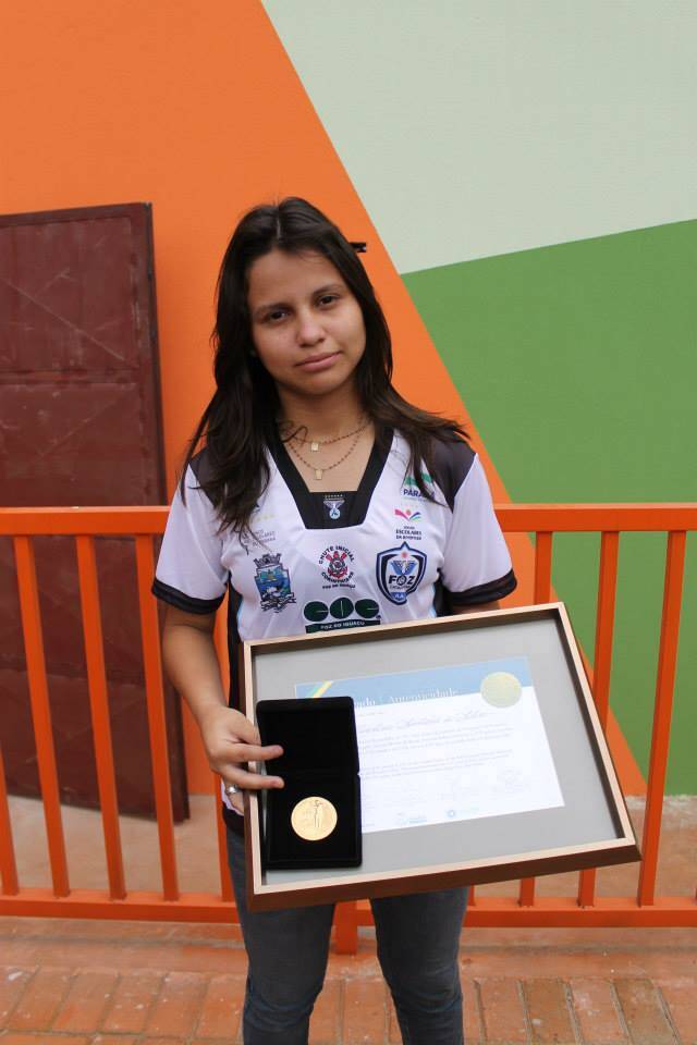 Jogadora iguaçuense recebe medalha do rei Pelé
