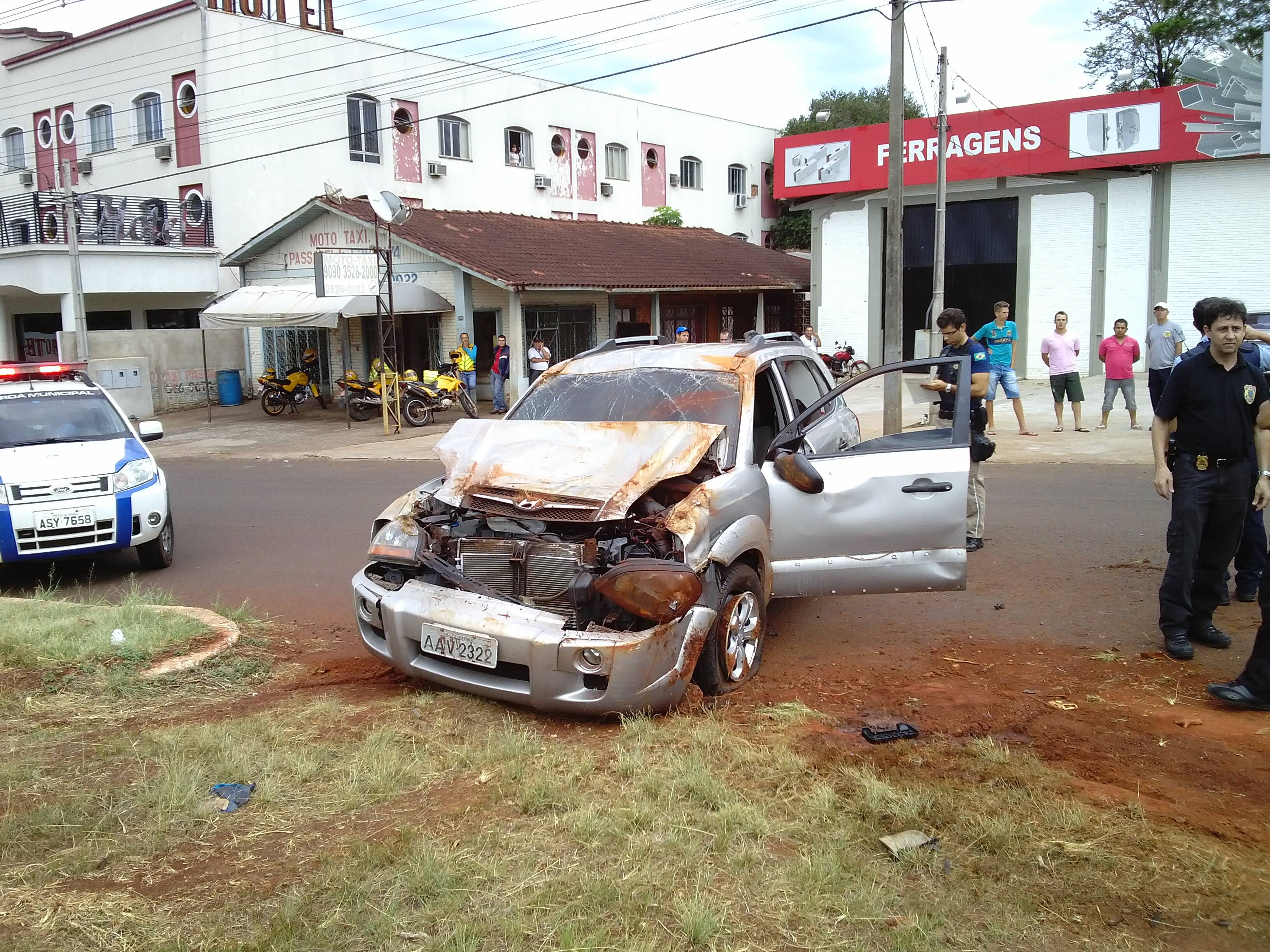 Viatura descaracteriza da PF capota na BR 277