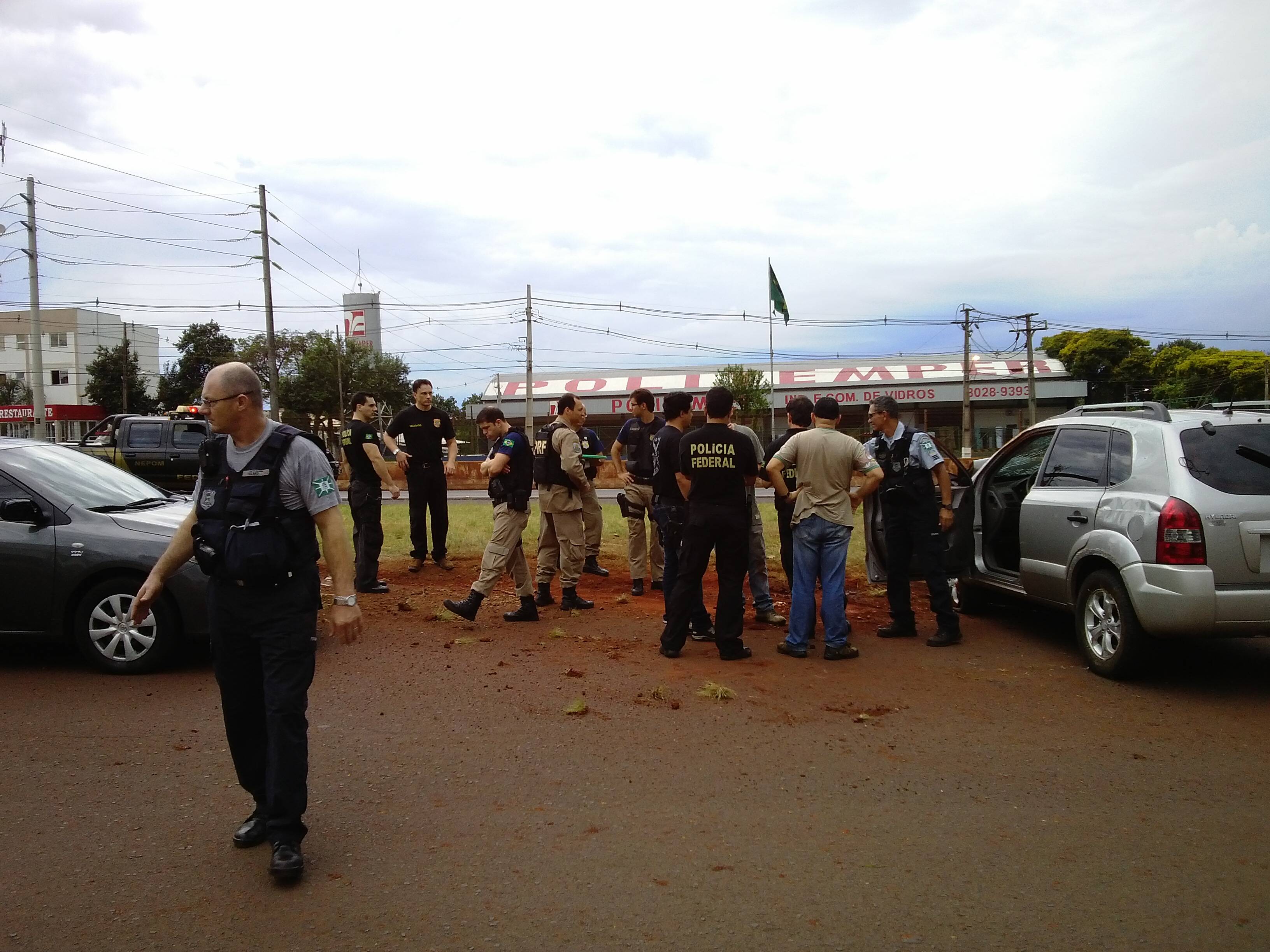 Viatura descaracteriza da PF capota na BR 277