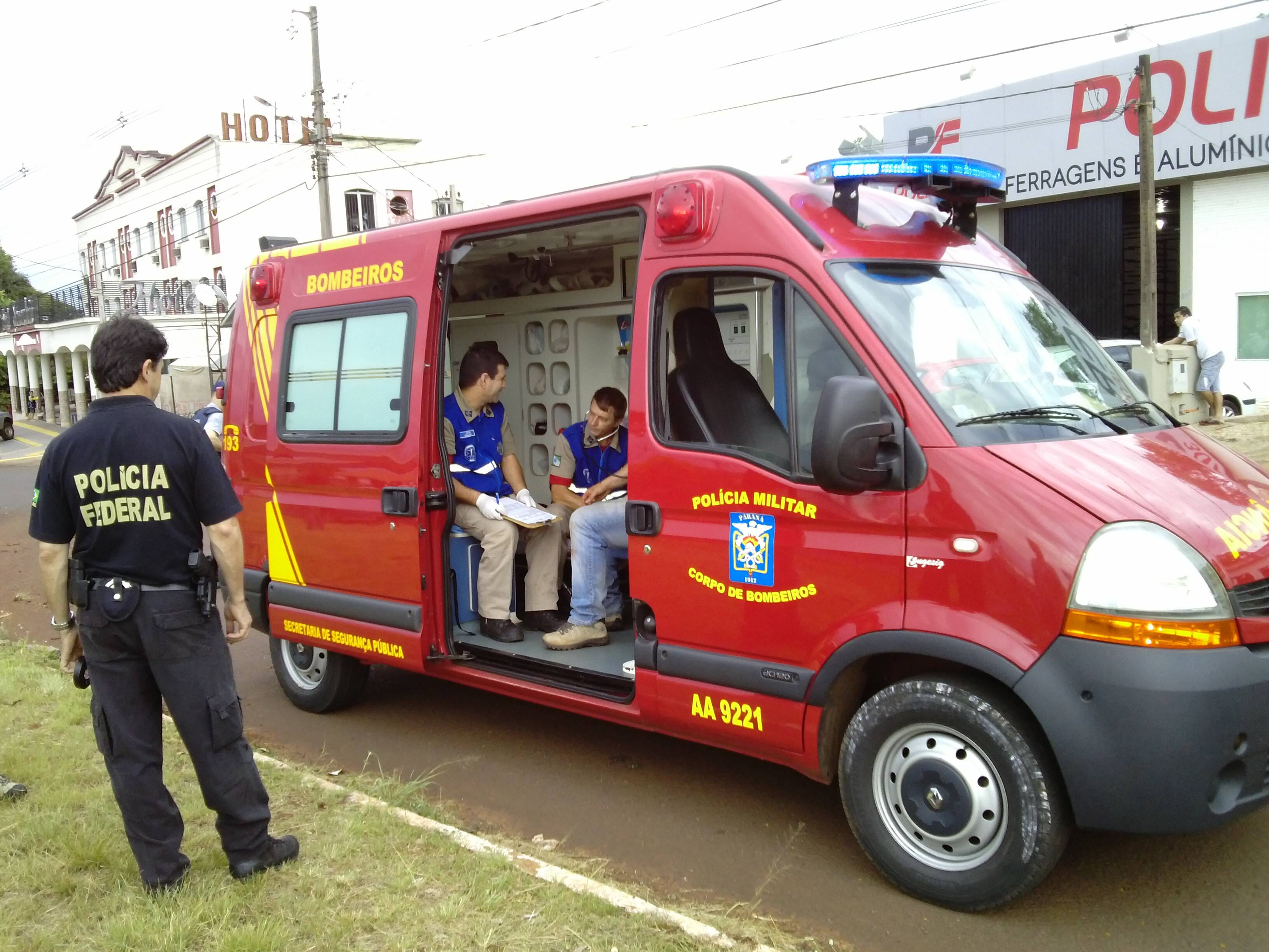 Viatura descaracteriza da PF capota na BR 277