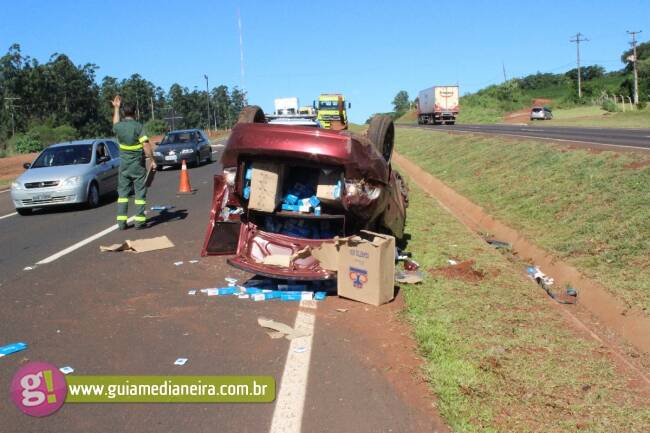 Condutor perde controle e capota veículo carregado de contrabando