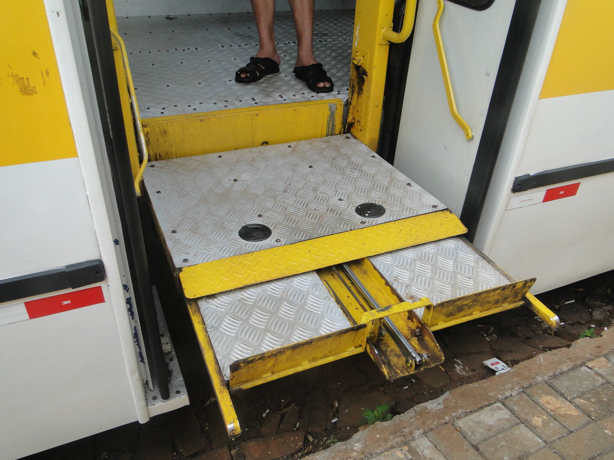 Alunos da ACDD sofrem com falta de ar condicionado nos ônibus