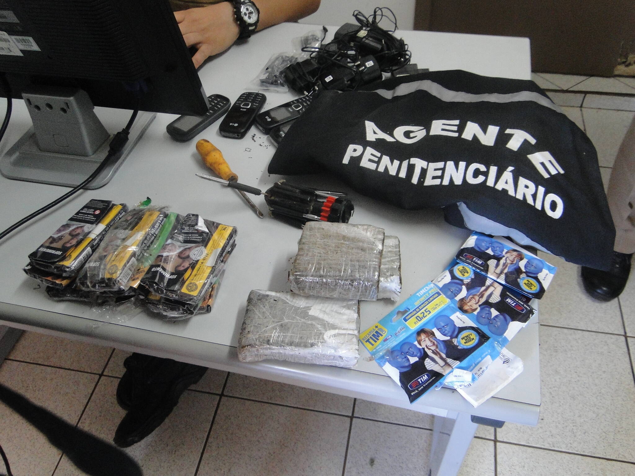 Agentes penitenciários interceptam materiais que seriam arremessados para presos