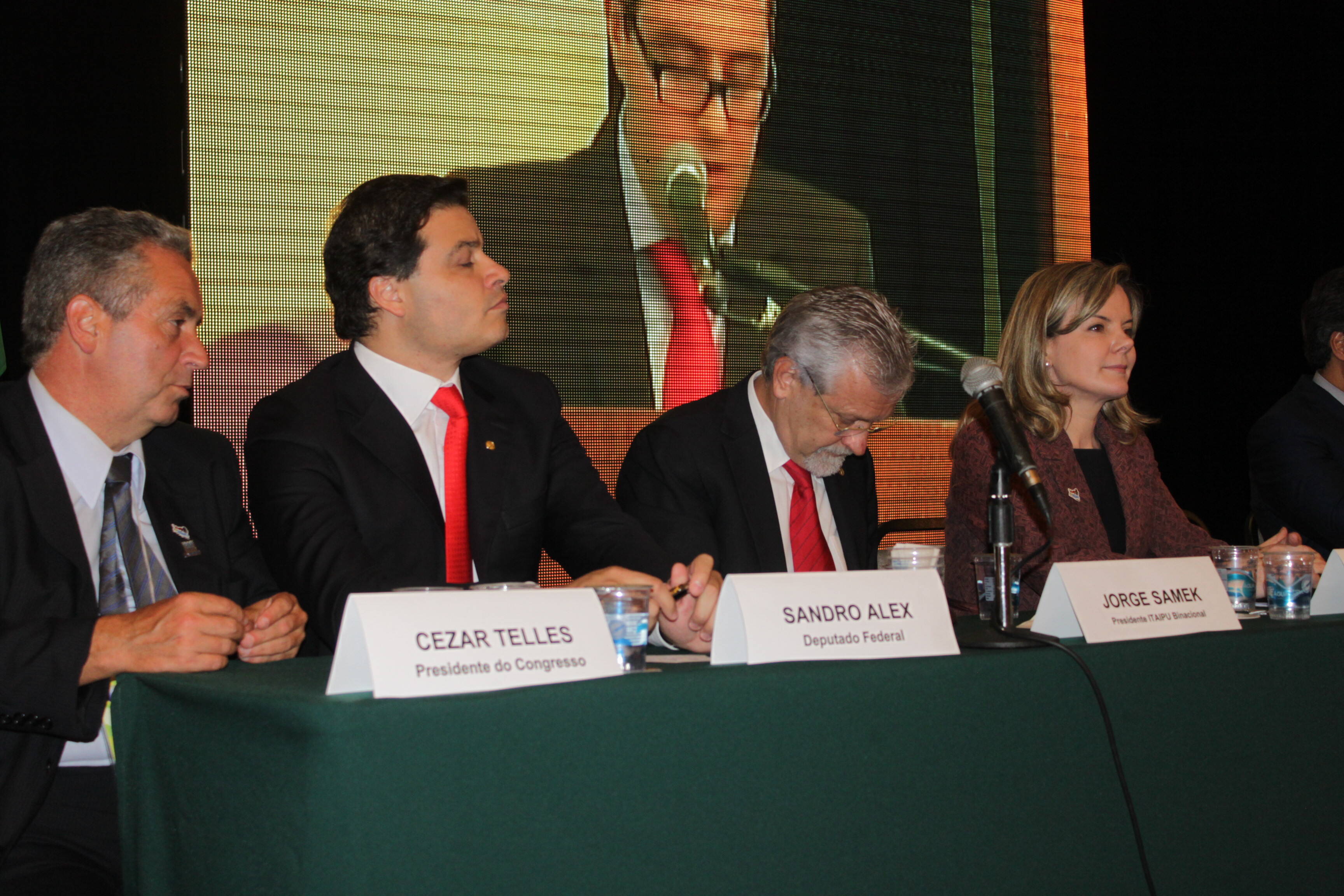 Governador e ministros abrem em Foz o 22º Congresso Paranaense de Radiodifusão