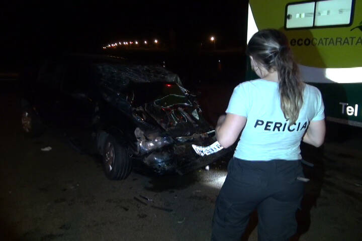 Colisão entre veículo e carreta deixa um morto e três feridos