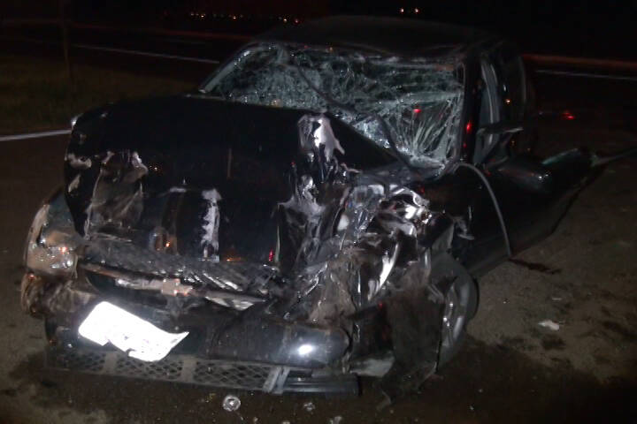 Colisão entre veículo e carreta deixa um morto e três feridos