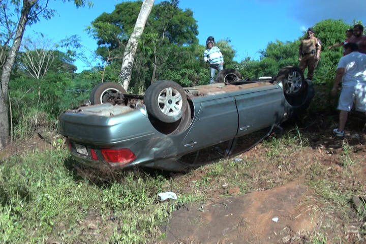 Condutor capota veículo na Avenida Beira Rio