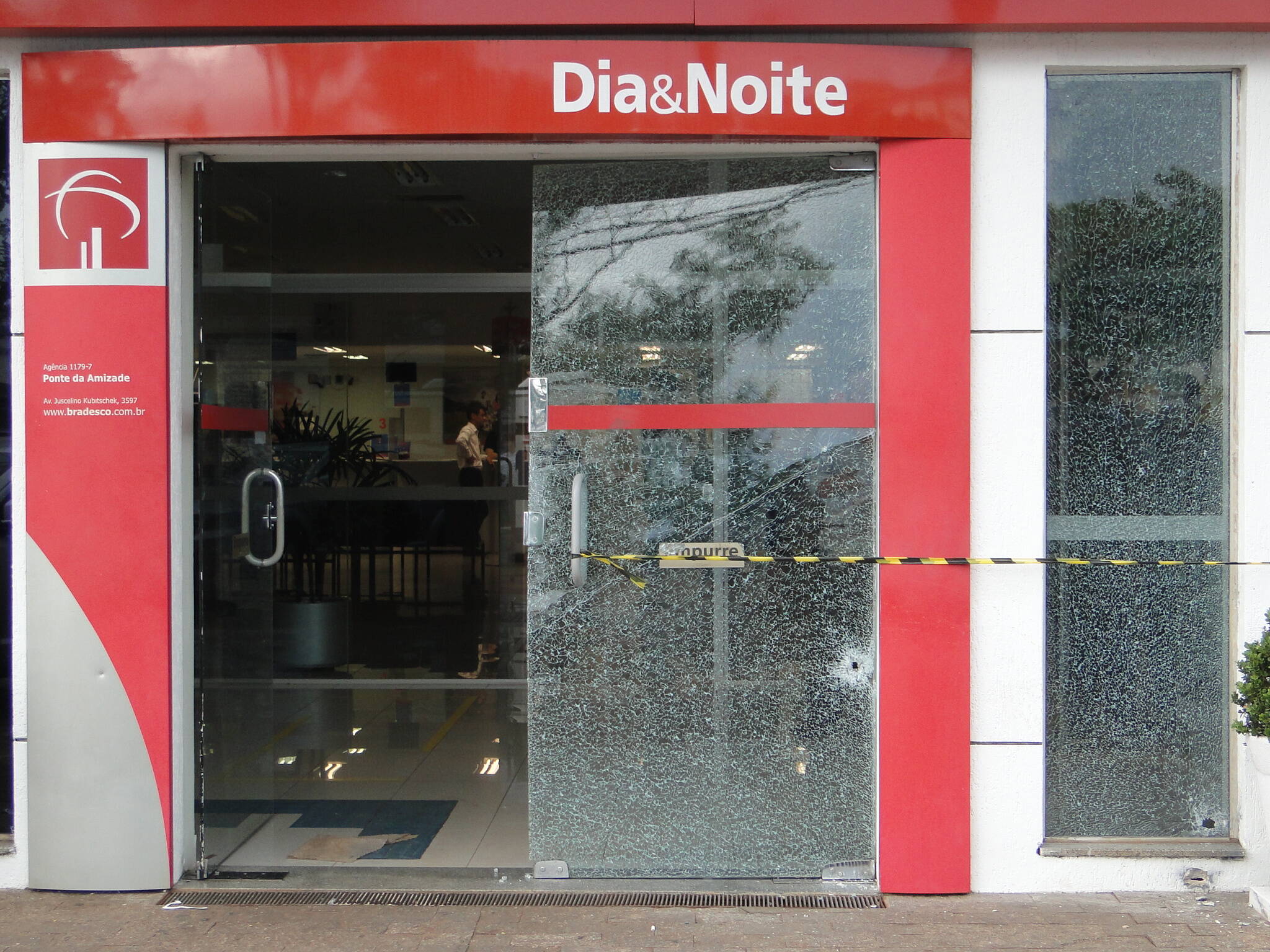 Grupo assalta carro-forte no banco Bradesco em Foz do Iguaçu