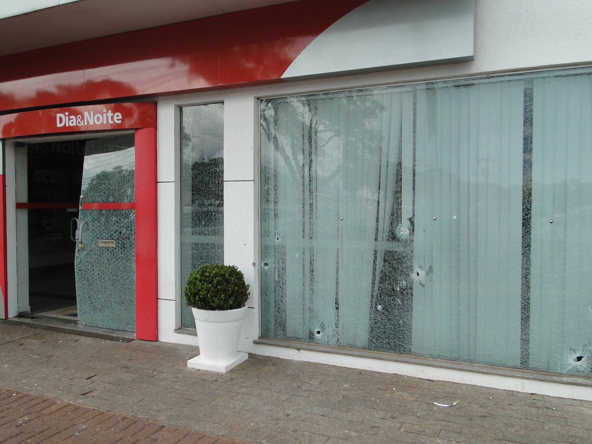 Grupo assalta carro-forte no banco Bradesco em Foz do Iguaçu