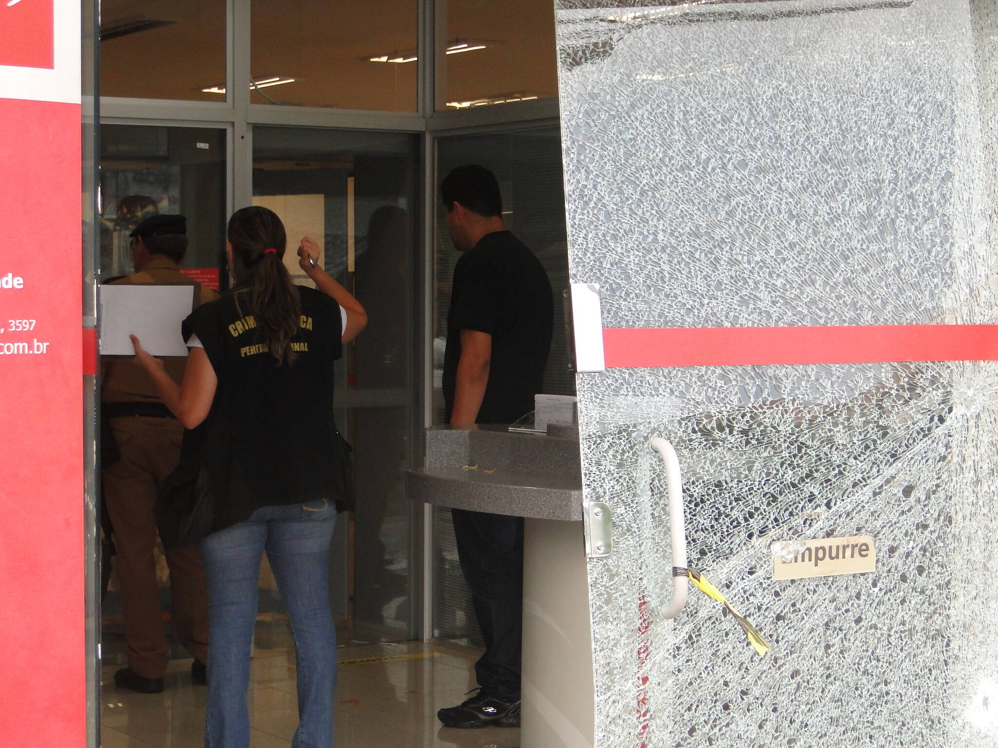 Grupo assalta carro-forte no banco Bradesco em Foz do Iguaçu
