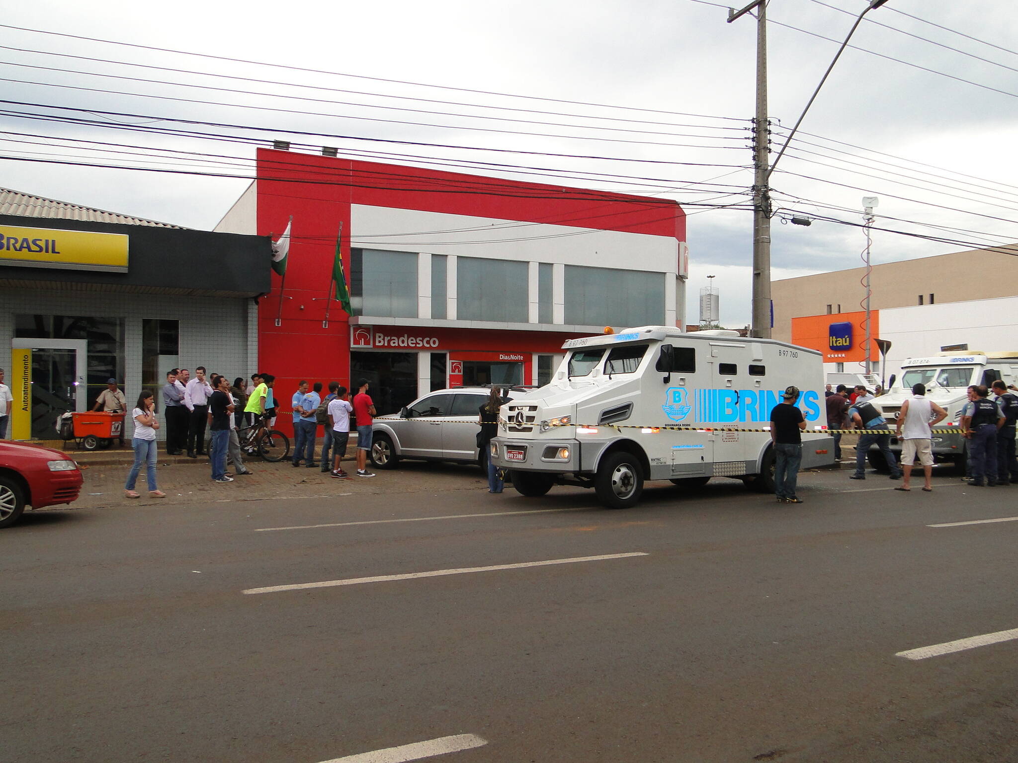 Grupo assalta carro-forte no banco Bradesco em Foz do Iguaçu