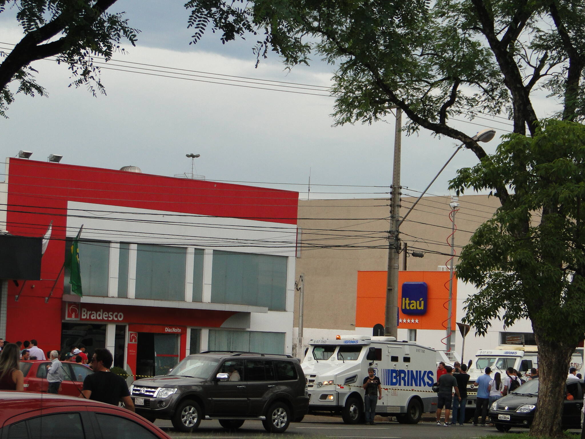 Grupo assalta carro-forte no banco Bradesco em Foz do Iguaçu
