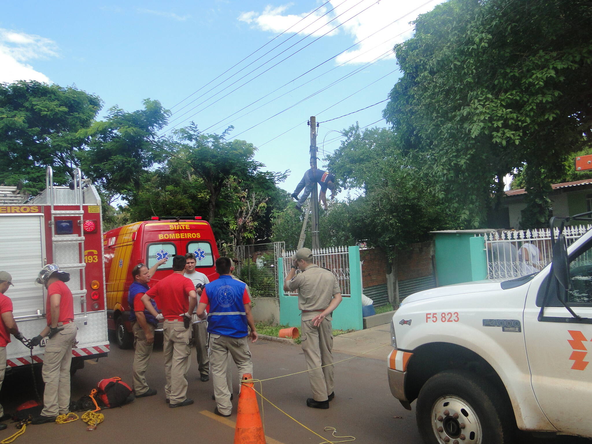 Homem morre trabalhando em poste de energia na Vila C