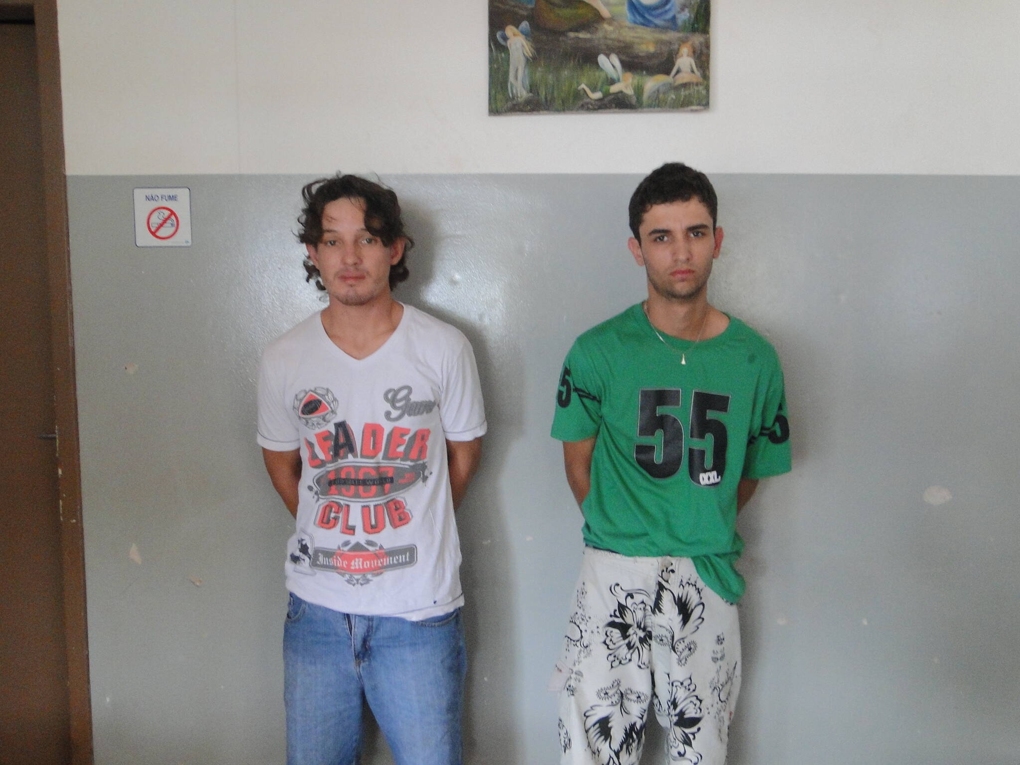 Dupla é presa após render e assaltar família