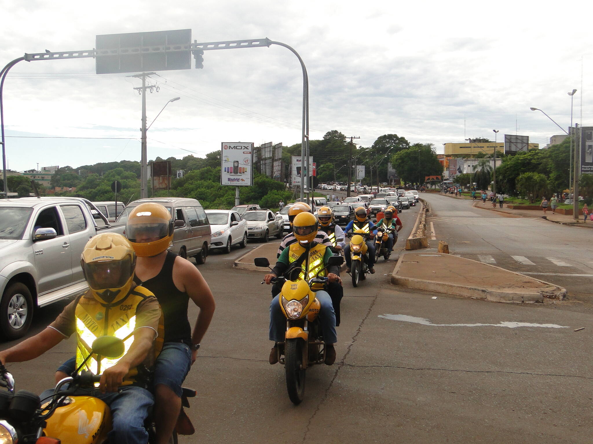 Manifestantes paraguaios interrompem trânsito na Ponte da Amizade