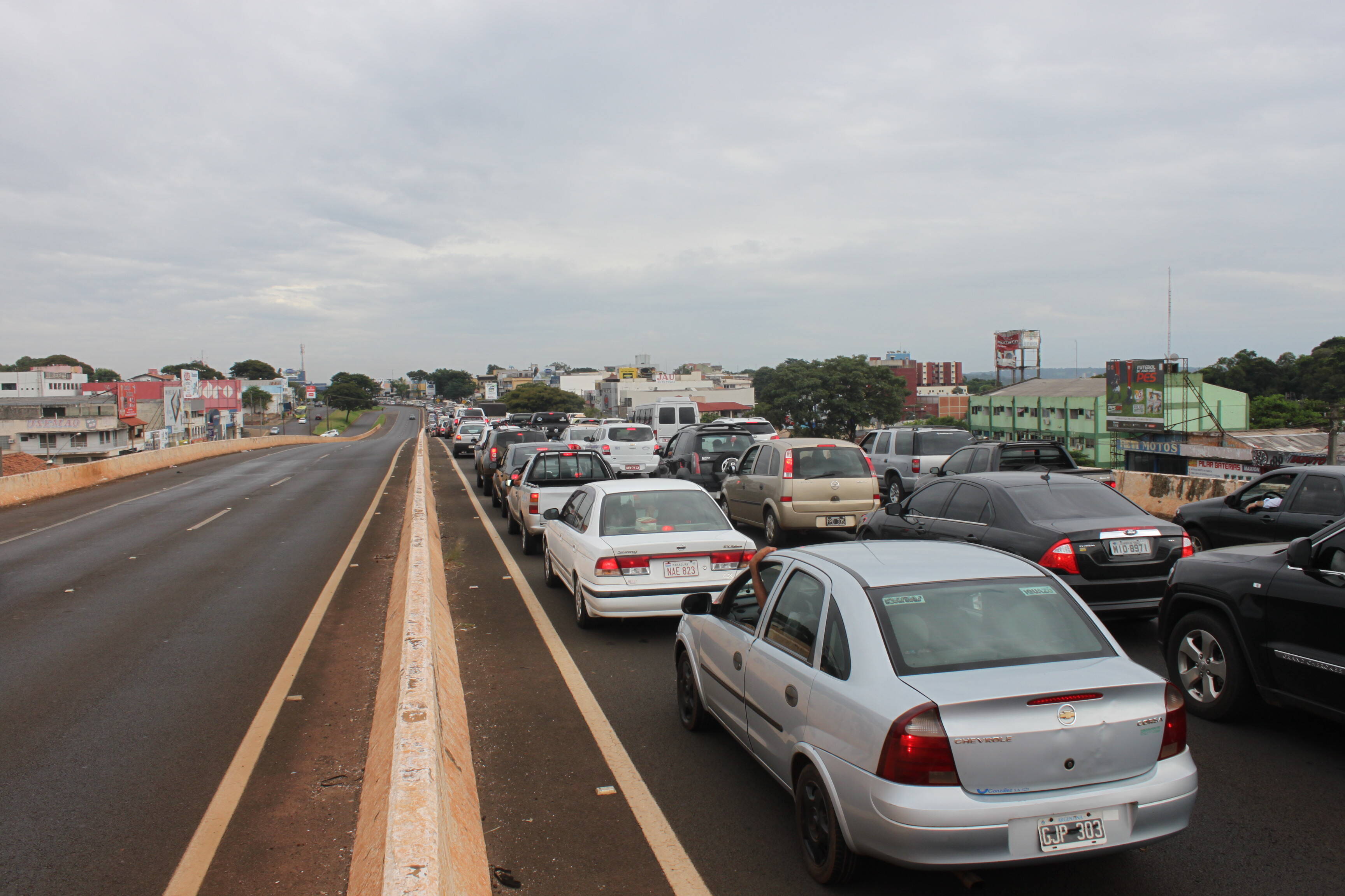 Movimento intenso na entrada para o Paraguai