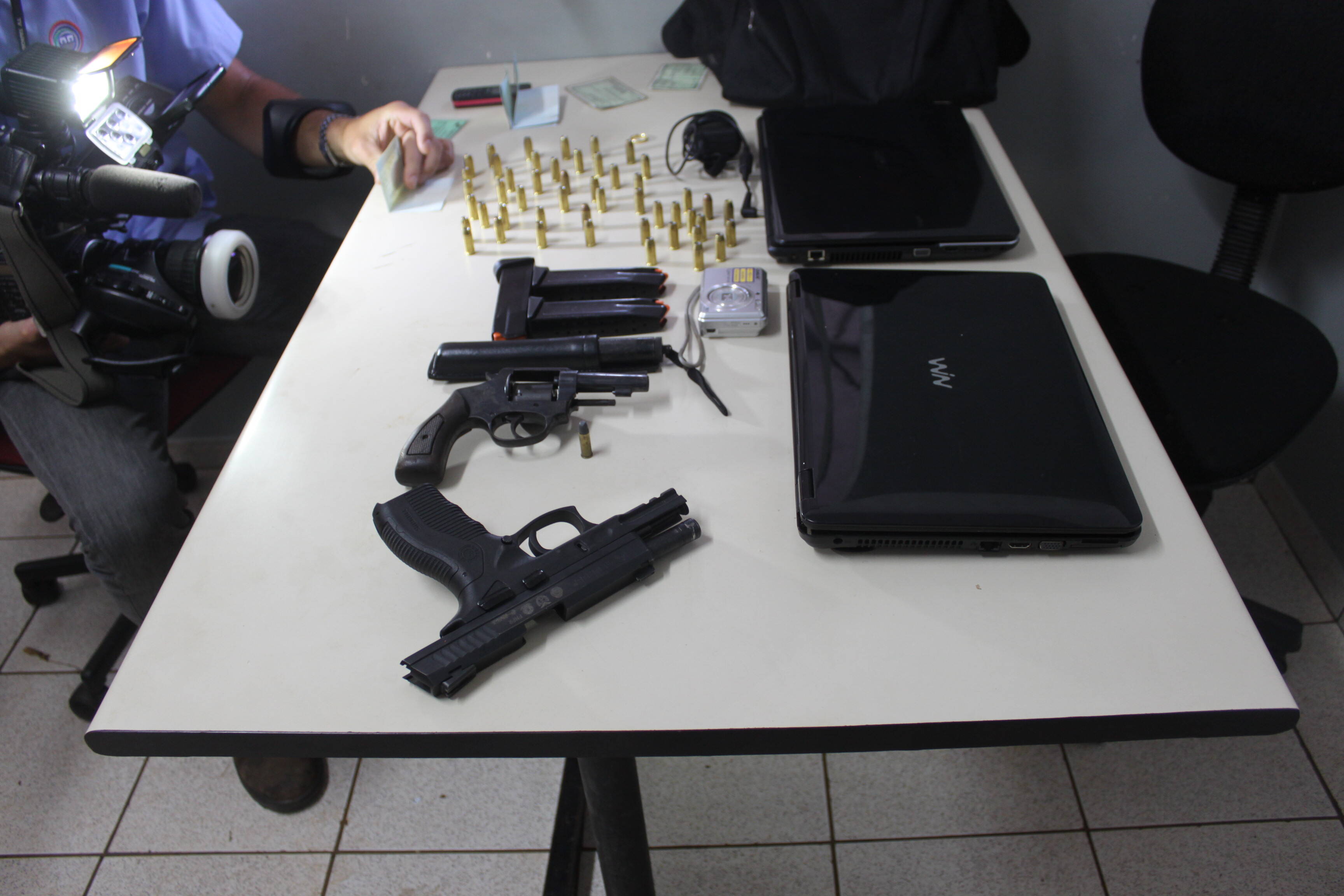 Polícia detém dupla acusada de assaltar residência de um policial militar