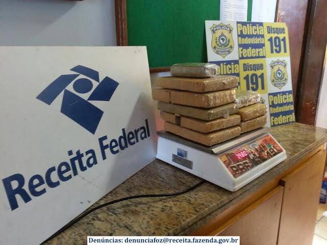 Receita apreende ônibus com contrabando e 8 kg de maconha