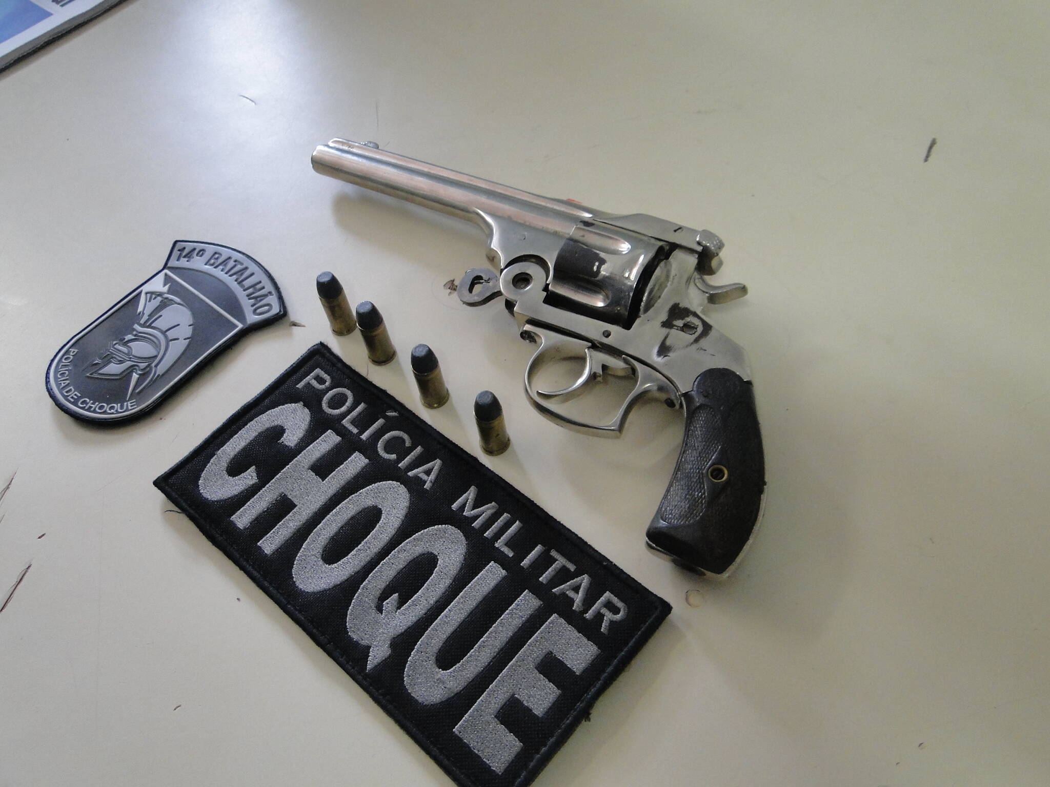 Rapaz é detido com arma de fogo na Vila Yolanda