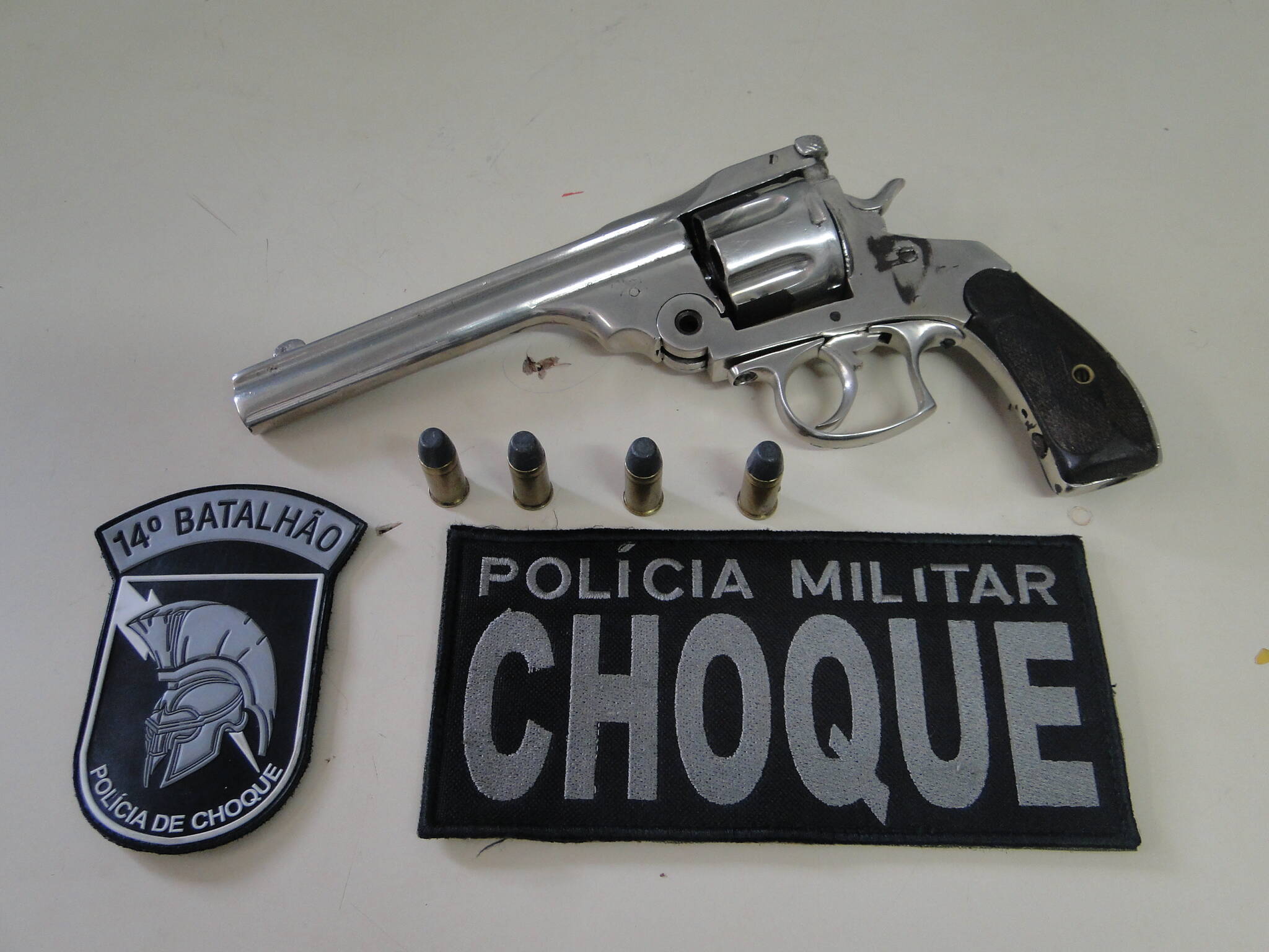 Rapaz é detido com arma de fogo na Vila Yolanda