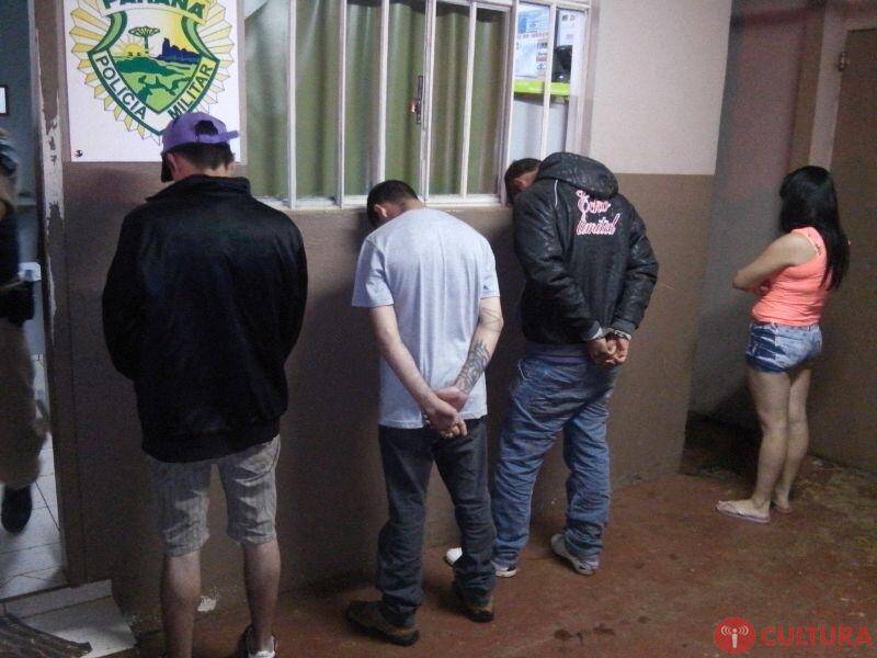 Vítimas reconhecem suspeitos que agiram em assalto