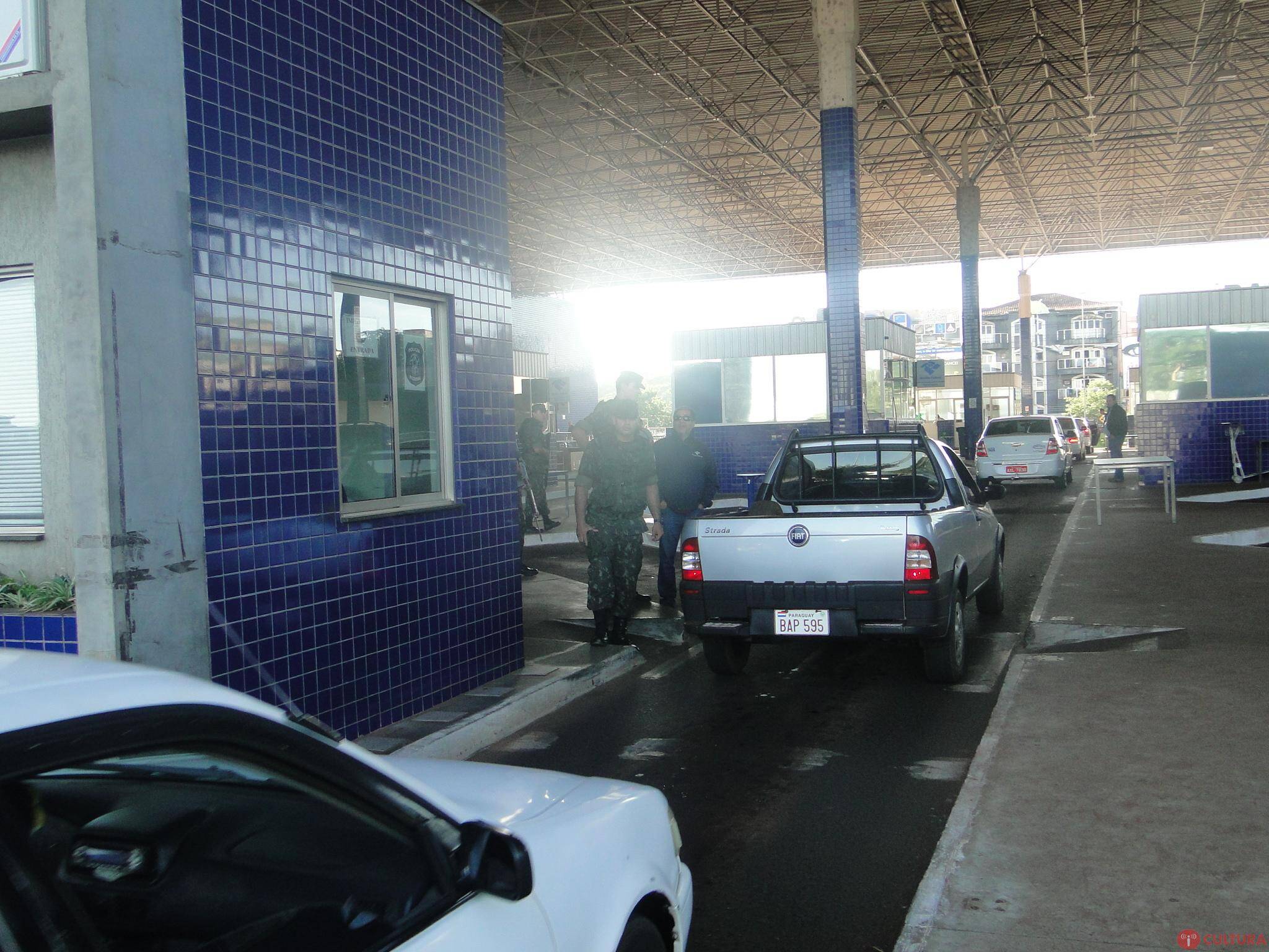 Militares fiscalizam entrada e saída de veículos na Ponte da Amizade