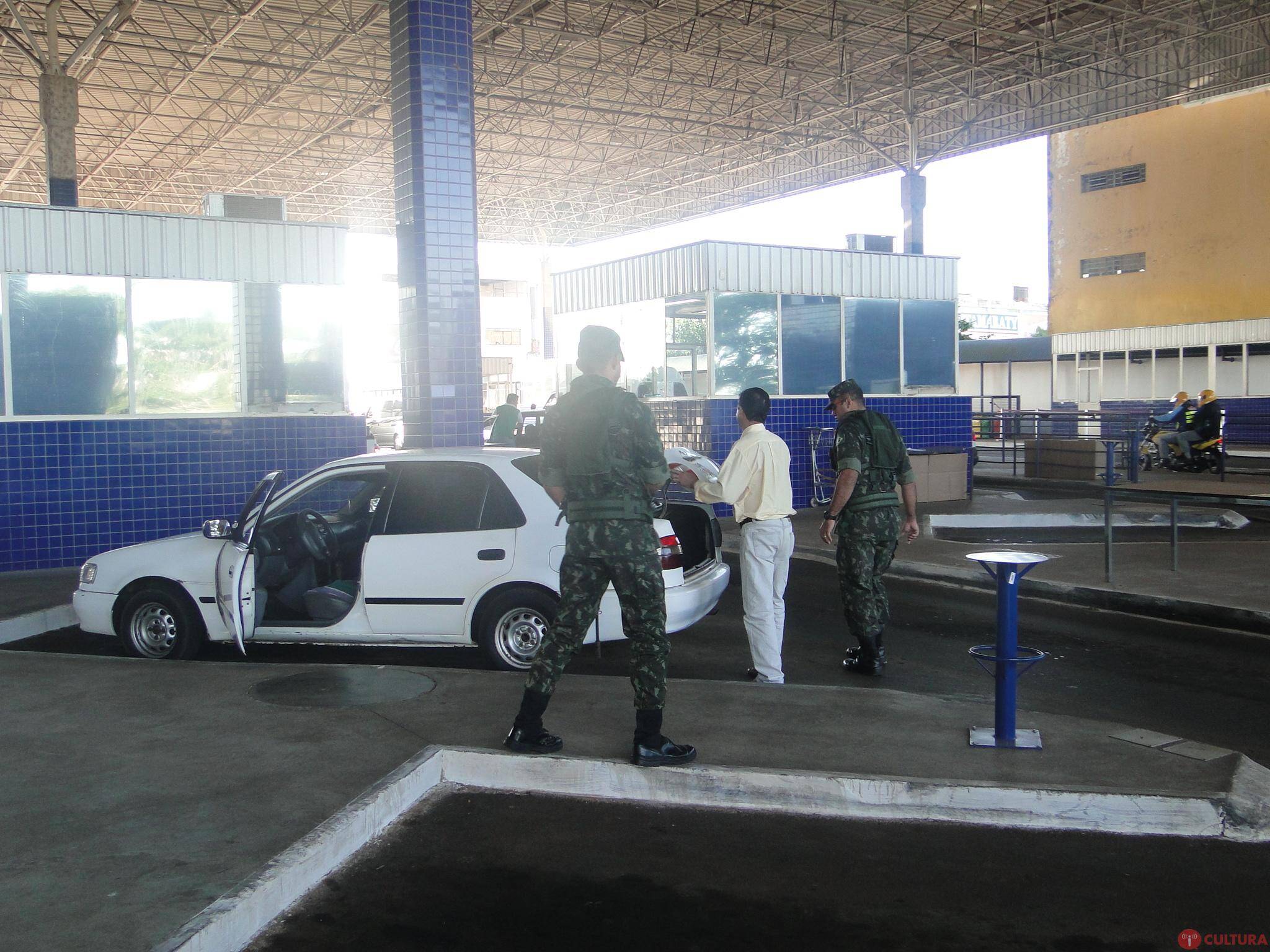 Militares fiscalizam entrada e saída de veículos na Ponte da Amizade
