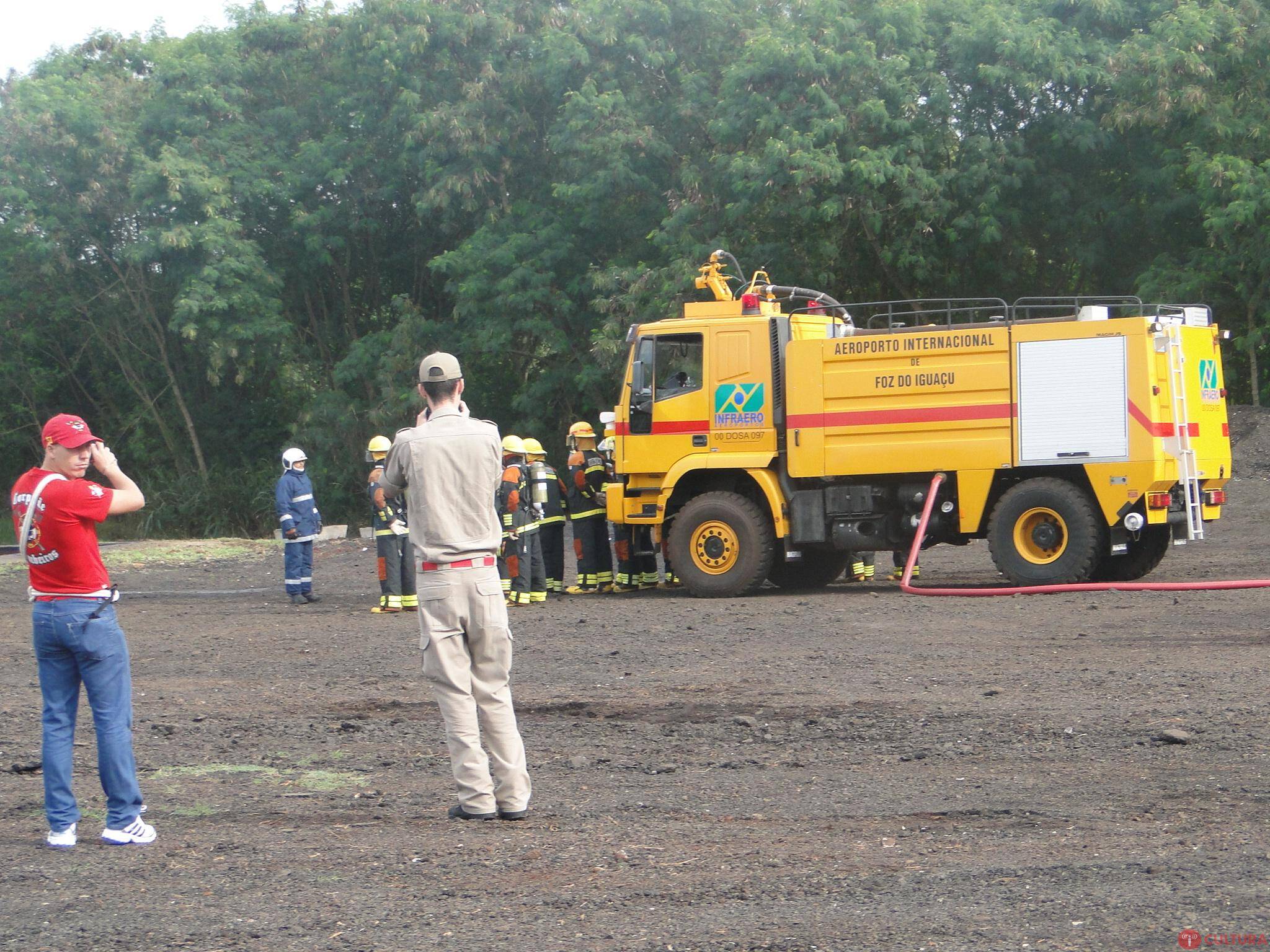 Bombeiros passam por simulação de incêndio no Aeroporto em Foz
