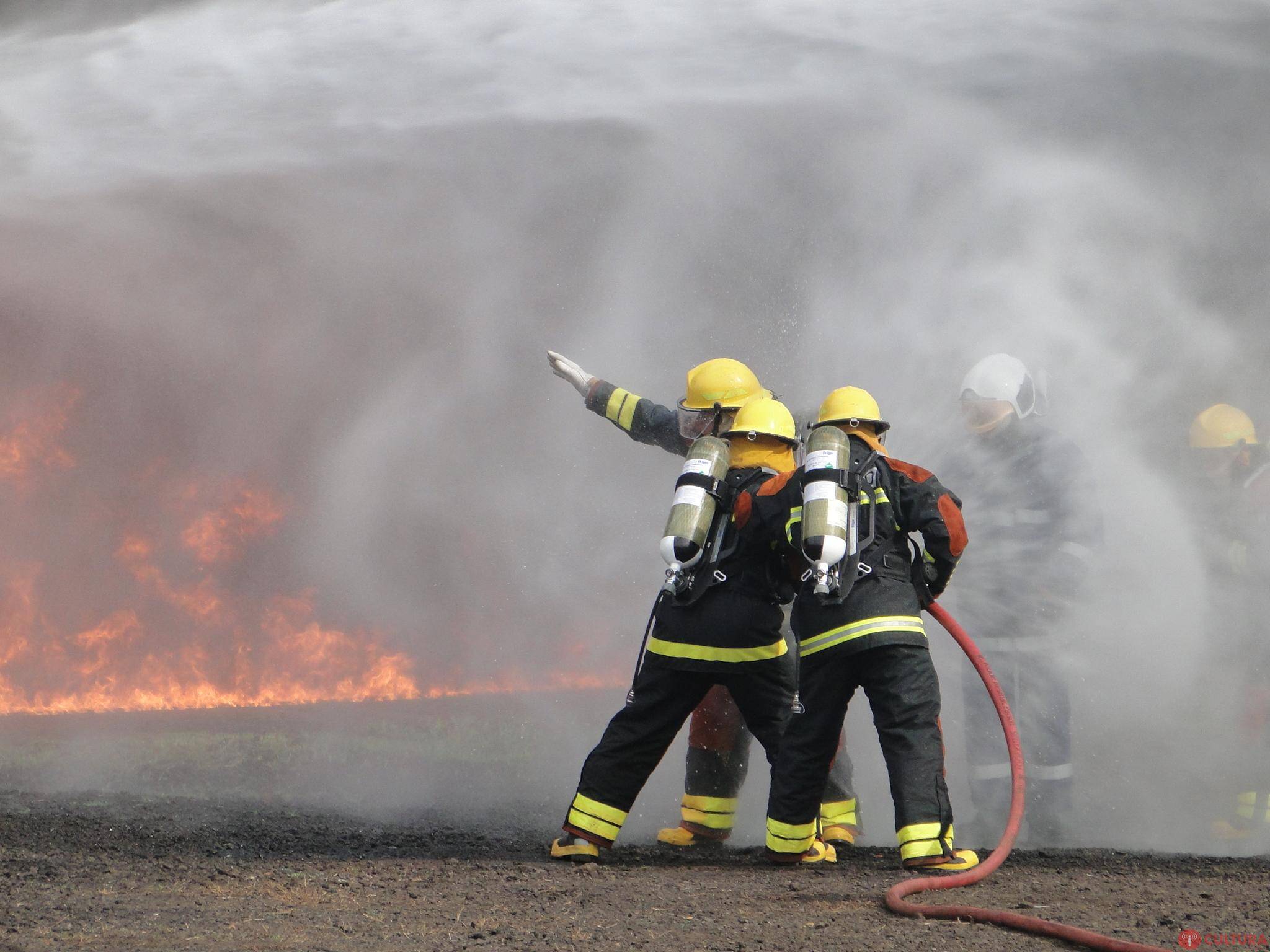 Bombeiros passam por simulação de incêndio no Aeroporto em Foz