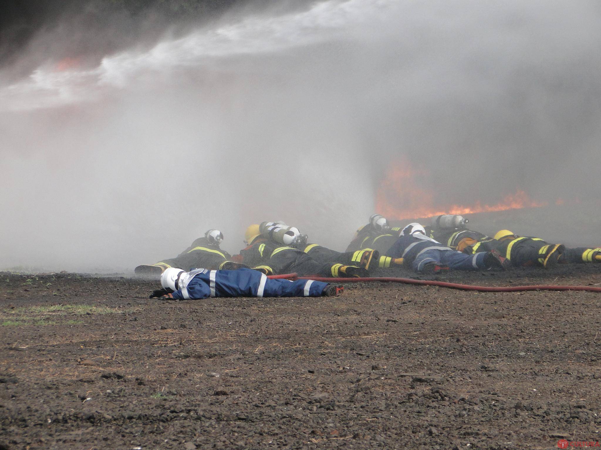 Bombeiros passam por simulação de incêndio no Aeroporto em Foz