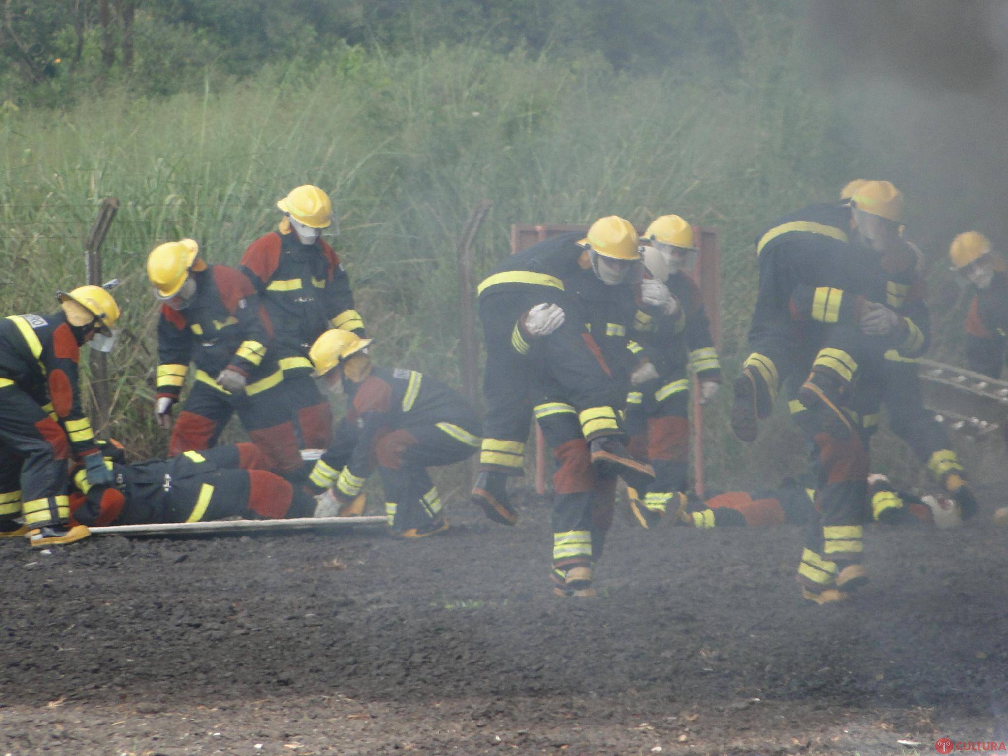 Bombeiros passam por simulação de incêndio no Aeroporto em Foz