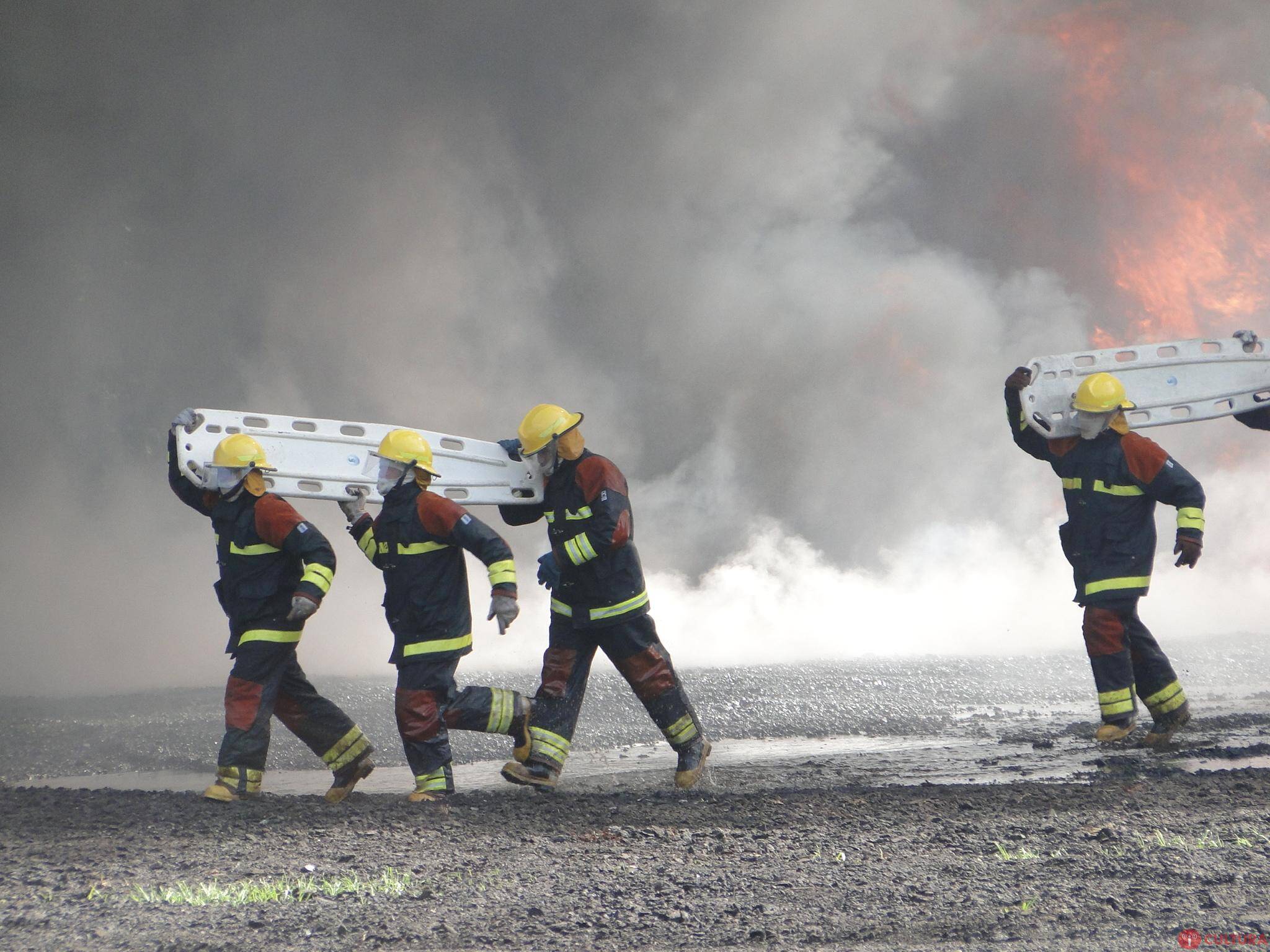 Bombeiros passam por simulação de incêndio no Aeroporto em Foz