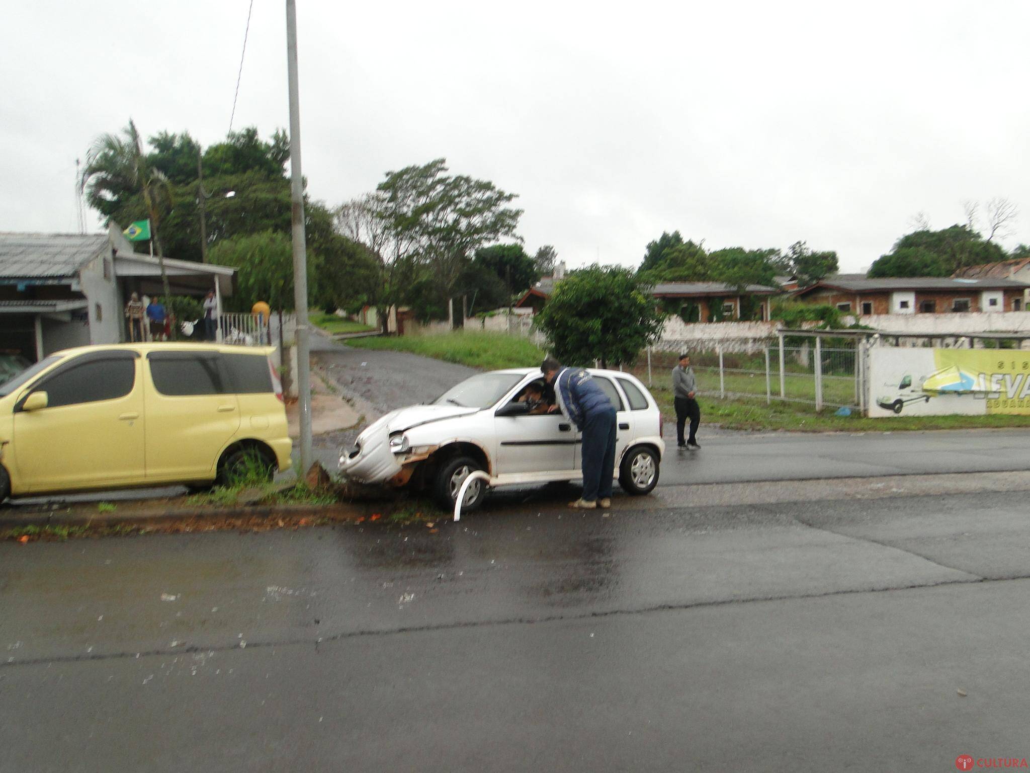 Acidente deixa mulher ferida na Avenida Beira Rio